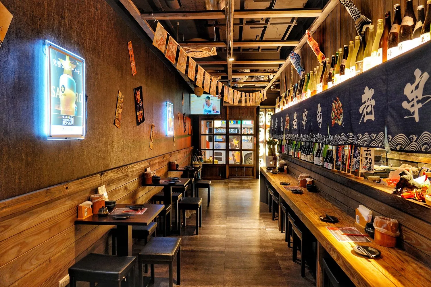 【新莊居酒屋】老串角居酒屋新莊店，超人氣平價炭火串燒，下班小酌就來這! @混血珊莎的奇幻旅程