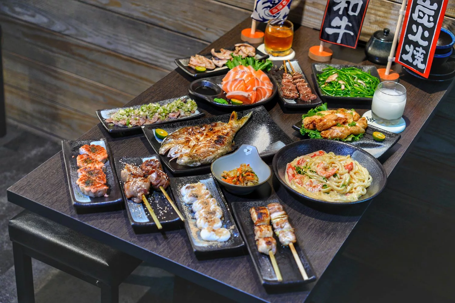 【新莊居酒屋】老串角居酒屋新莊店，超人氣平價炭火串燒，下班小酌就來這! @混血珊莎的奇幻旅程