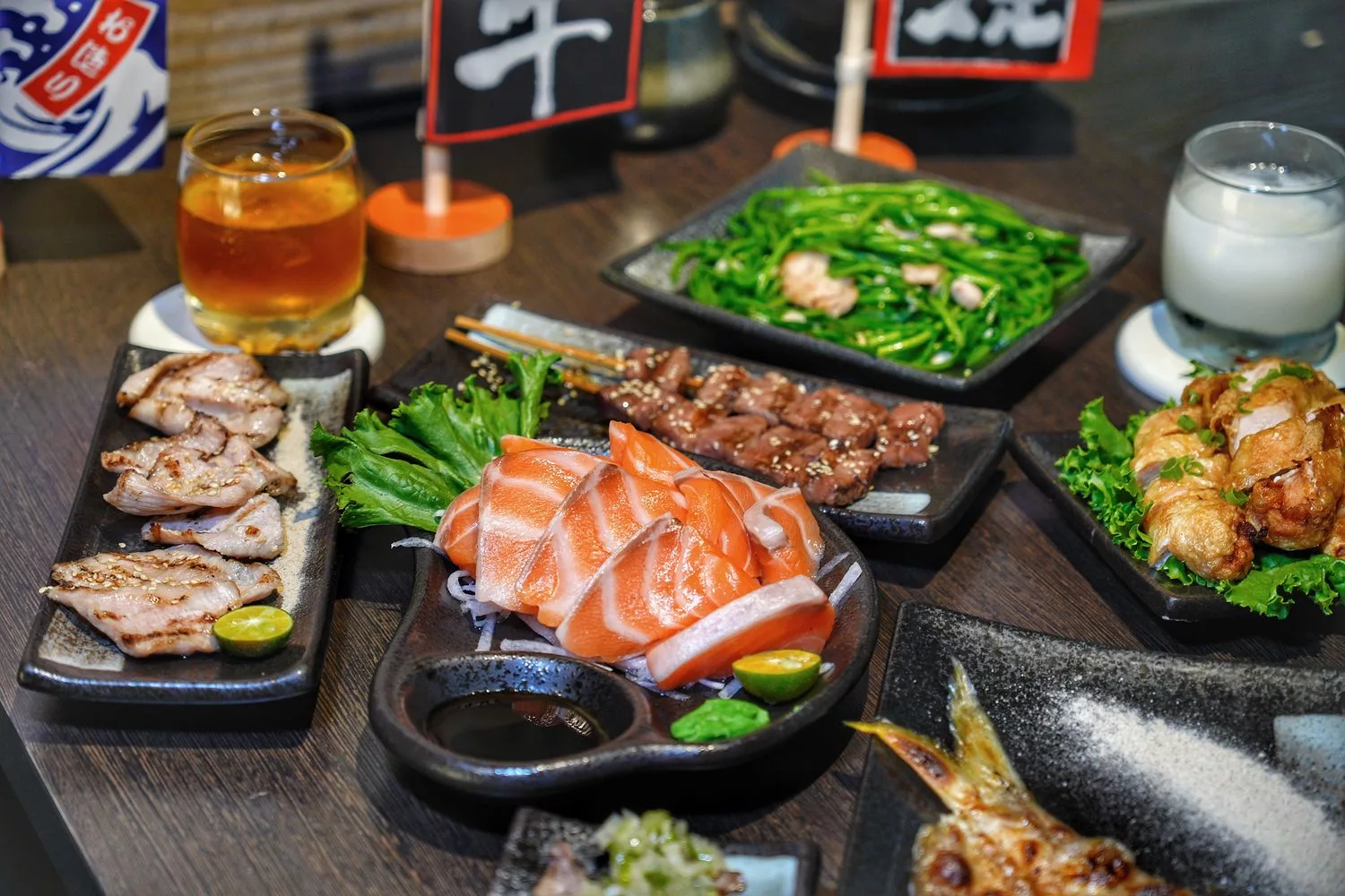 【新莊居酒屋】老串角居酒屋新莊店，超人氣平價炭火串燒，下班小酌就來這! @混血珊莎的奇幻旅程