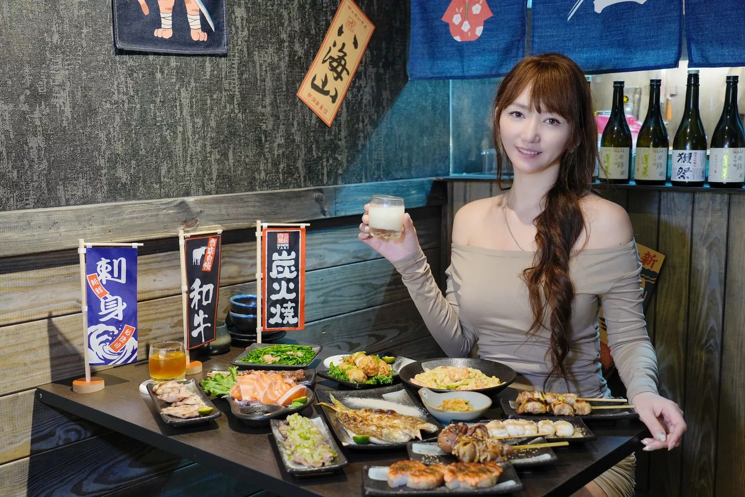 【新莊居酒屋】老串角居酒屋新莊店，超人氣平價炭火串燒，下班小酌就來這! @混血珊莎的奇幻旅程