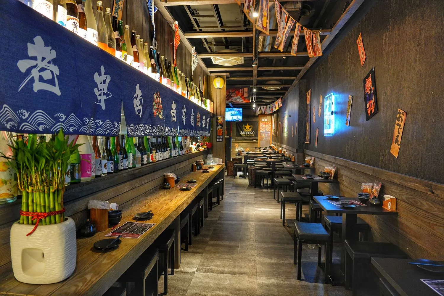 【新莊居酒屋】老串角居酒屋新莊店，超人氣平價炭火串燒，下班小酌就來這! @混血珊莎的奇幻旅程
