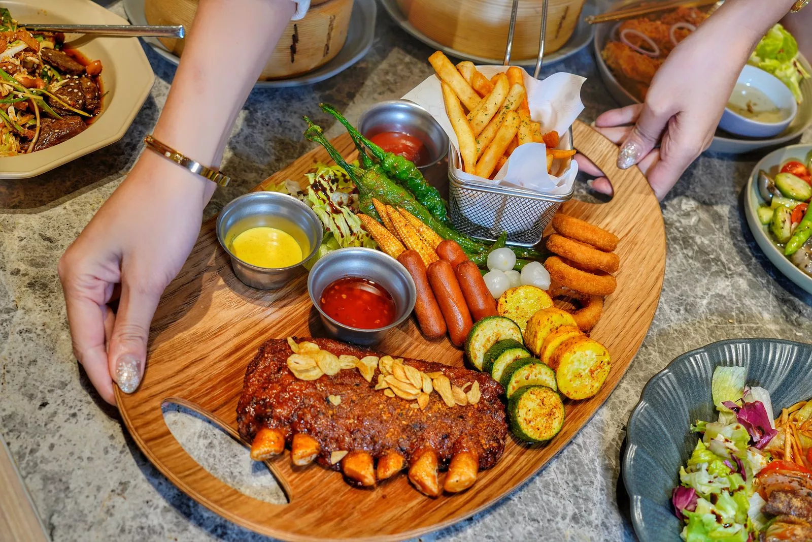 【養心沙龍】新店裕隆城餐廳，中西合併獨創蔬食料理，引領綠色食尚新風潮! @混血珊莎的奇幻旅程