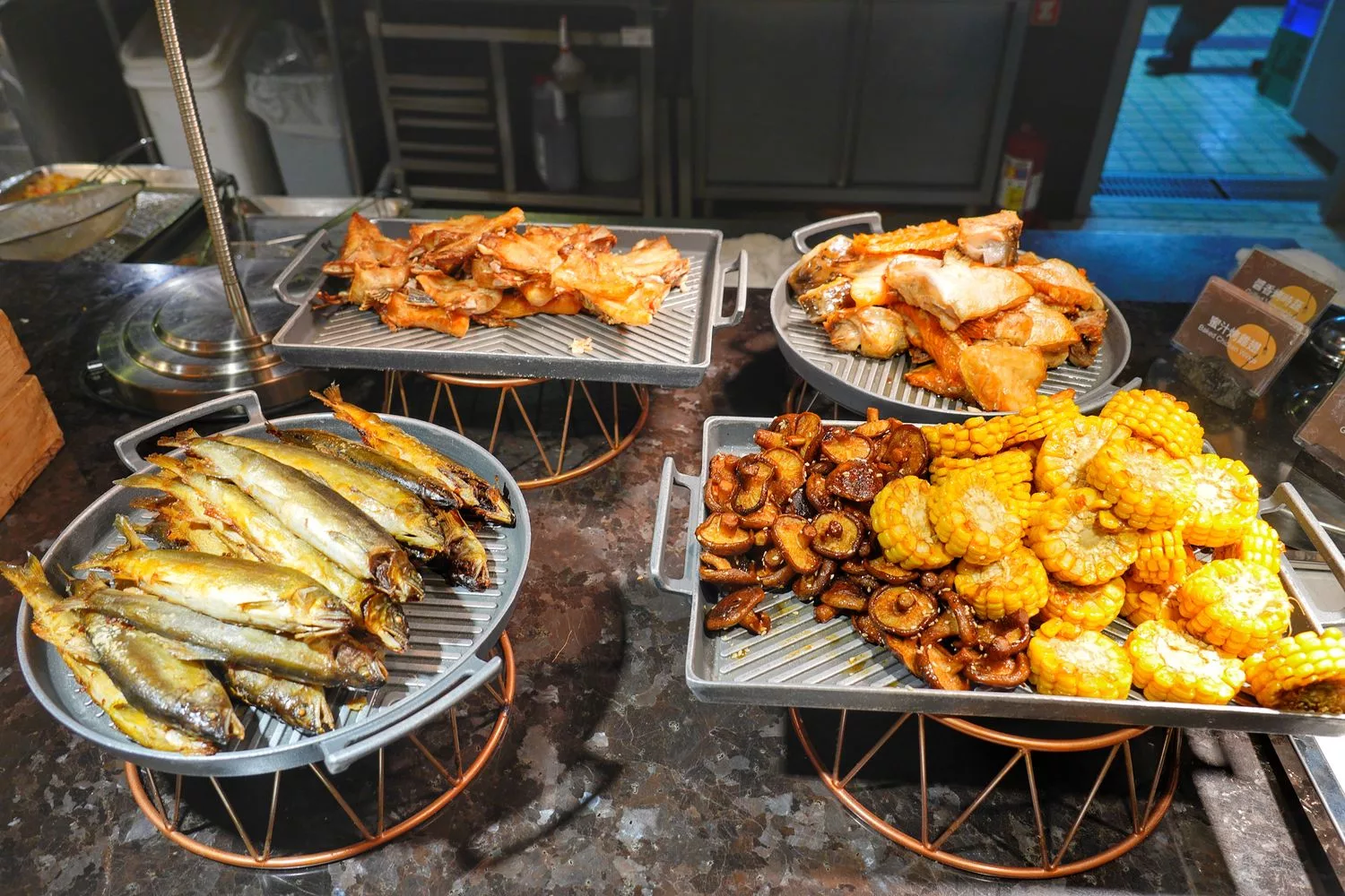 大直吃到飽｜豐FOOD海陸百匯，大直典華自助餐，龍蝦之夜吃到飽(菜色價格) @混血珊莎的奇幻旅程