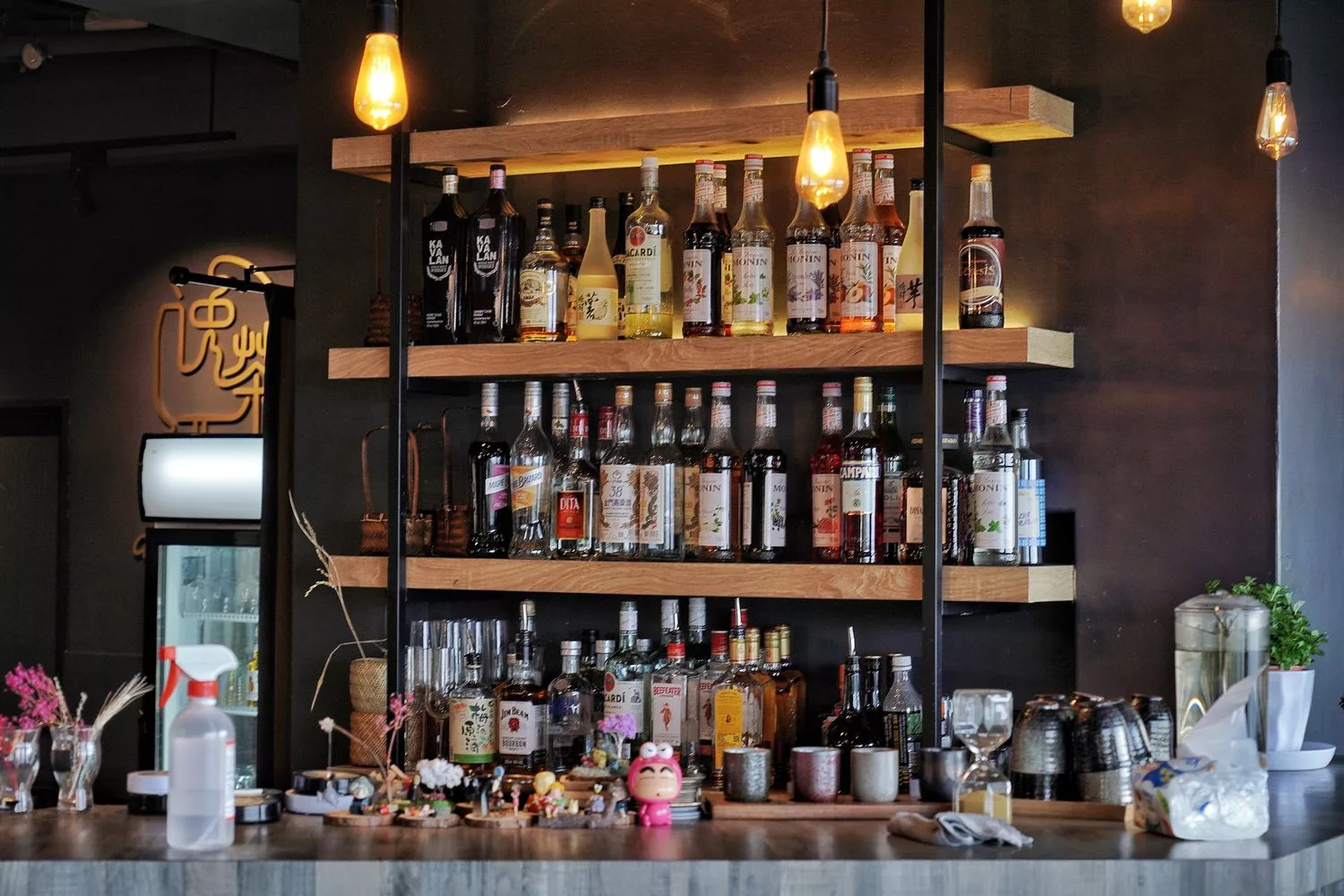 【九份酒吧】逸茶酒室|九份老街內特色酒吧，絕美山海景色搭配原創台灣調酒! @混血珊莎的奇幻旅程
