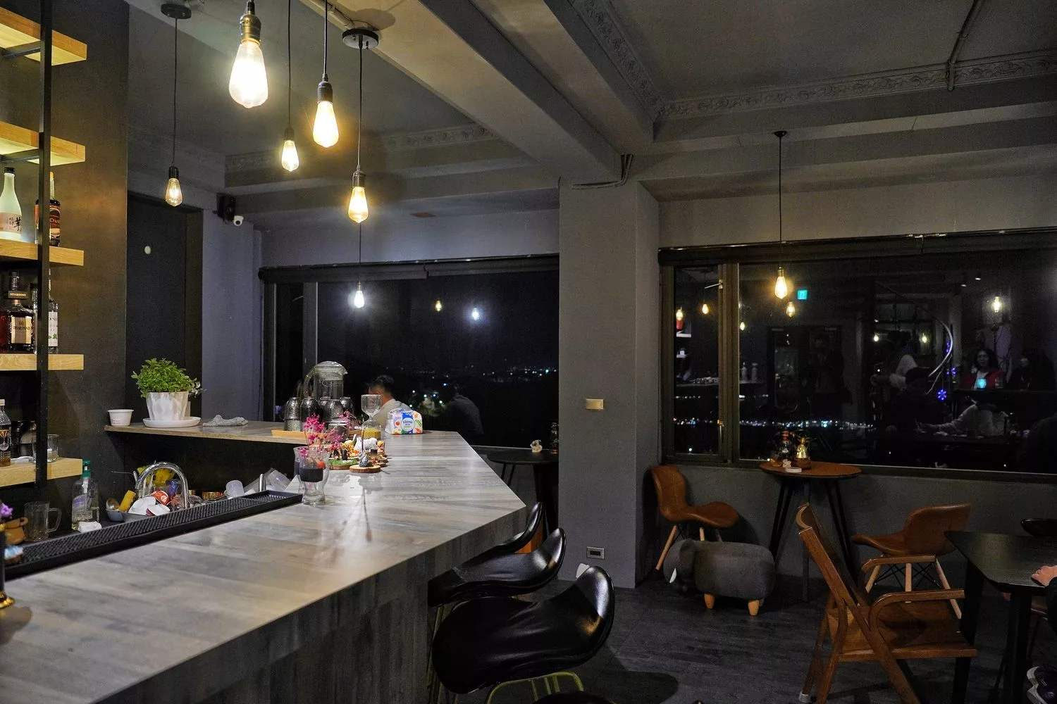 【九份酒吧】逸茶酒室|九份老街內特色酒吧，絕美山海景色搭配原創台灣調酒! @混血珊莎的奇幻旅程