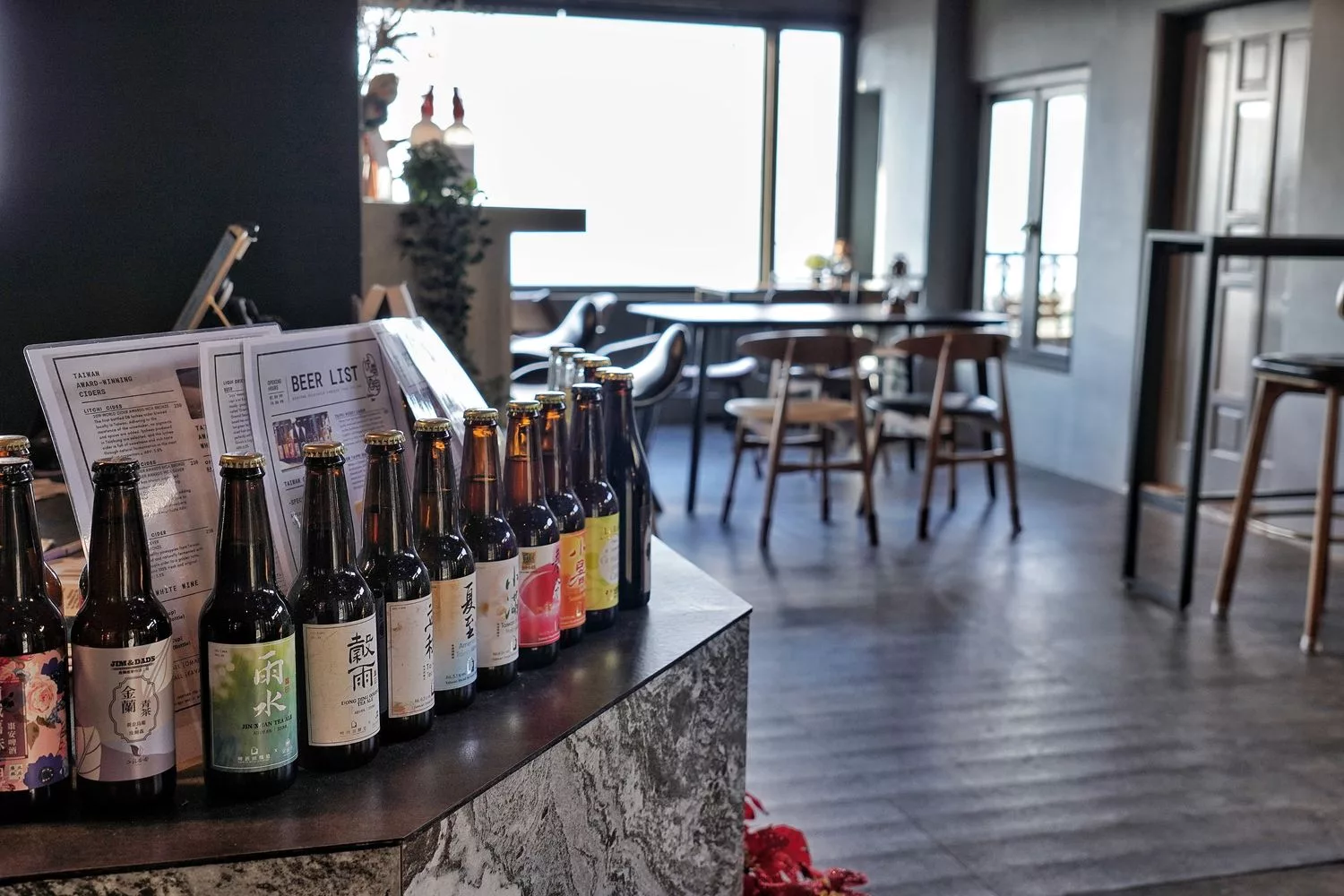 【九份酒吧】逸茶酒室|九份老街內特色酒吧，絕美山海景色搭配原創台灣調酒! @混血珊莎的奇幻旅程