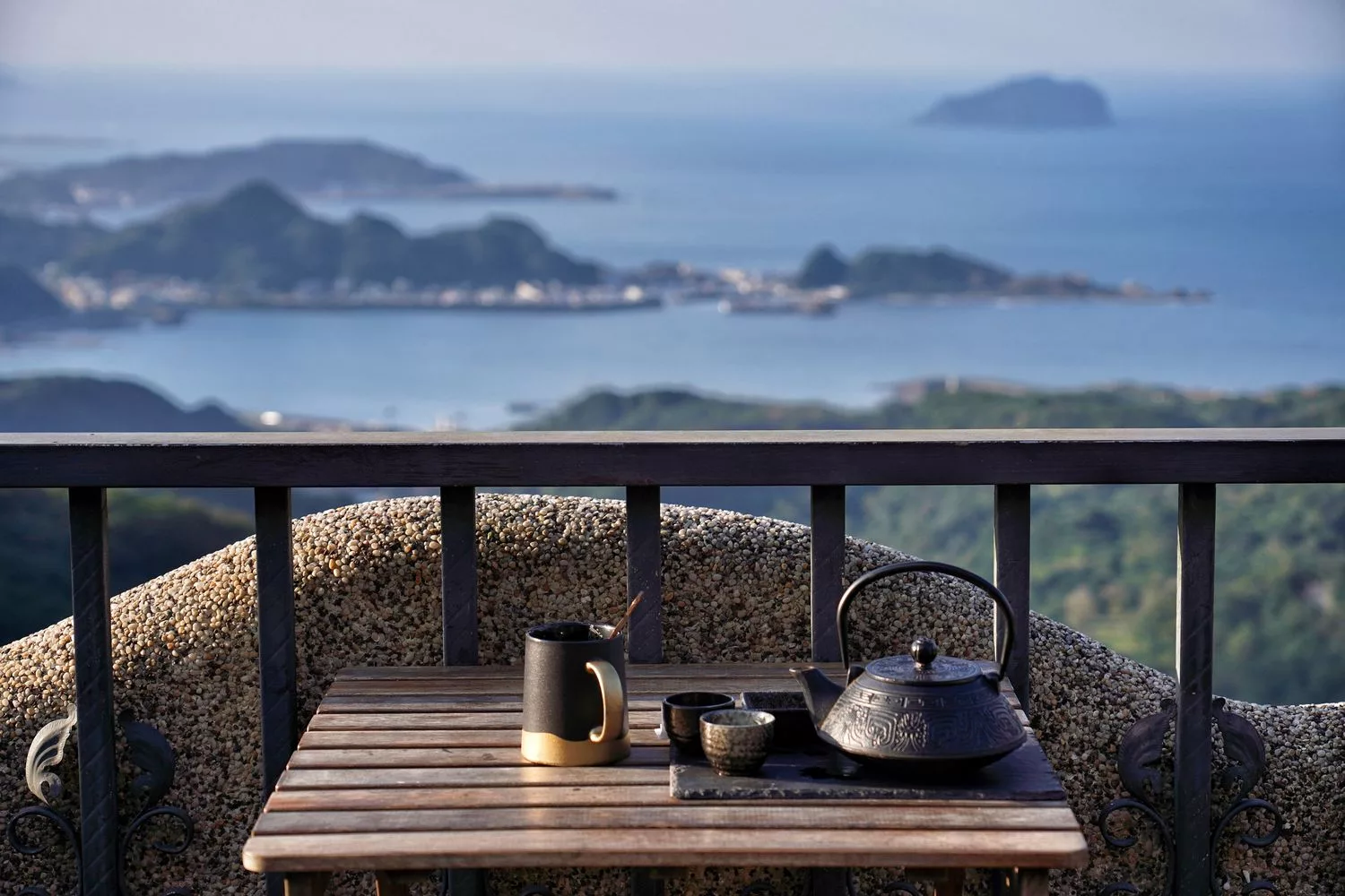 【九份酒吧】逸茶酒室|九份老街內特色酒吧，絕美山海景色搭配原創台灣調酒! @混血珊莎的奇幻旅程