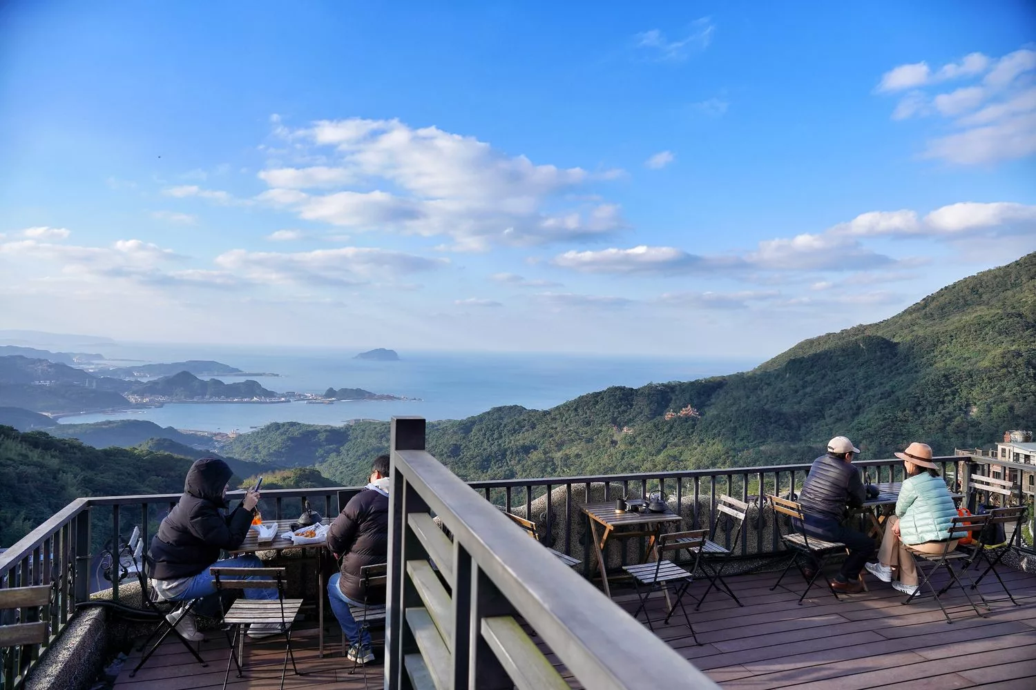 【九份酒吧】逸茶酒室|九份老街內特色酒吧，絕美山海景色搭配原創台灣調酒! @混血珊莎的奇幻旅程