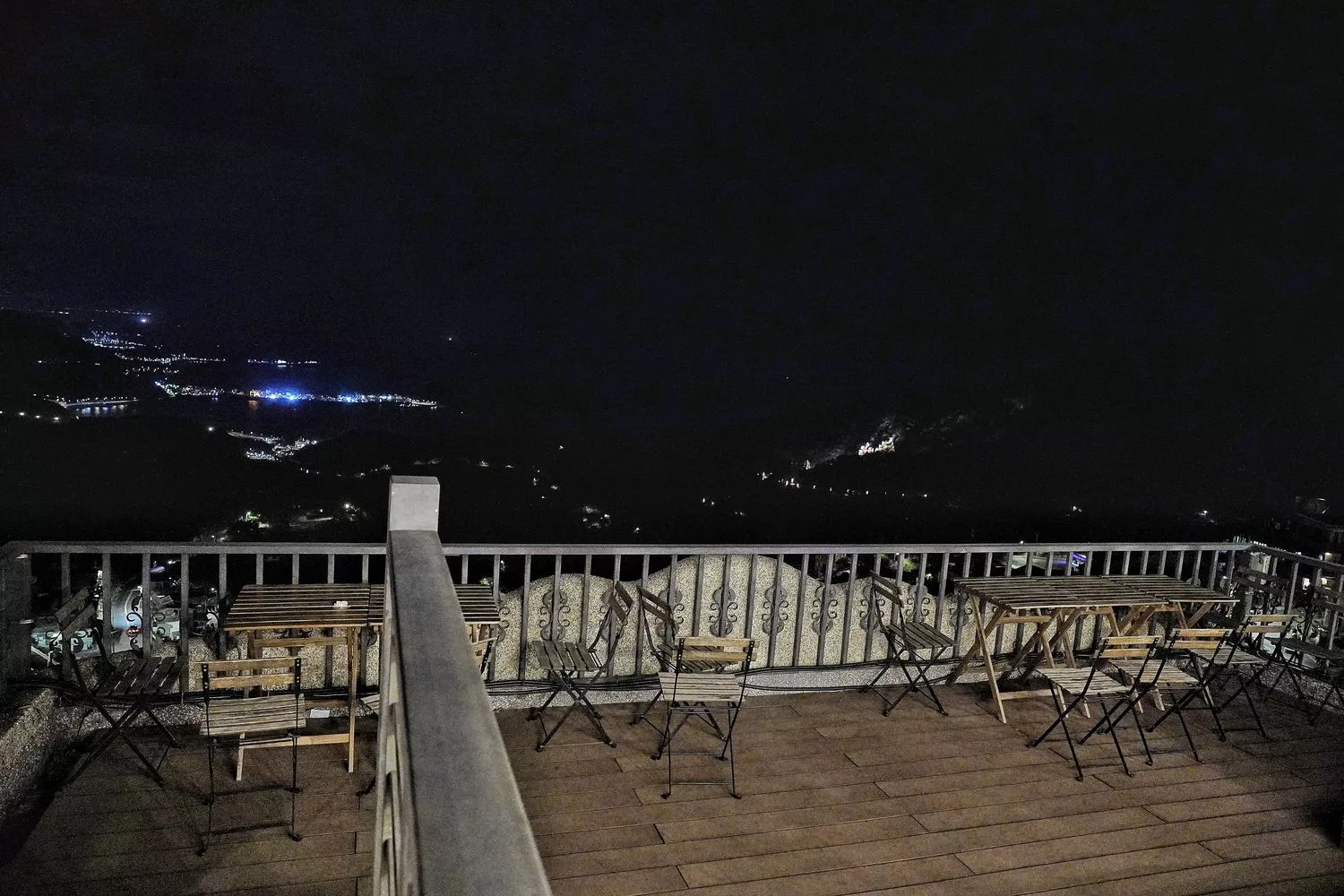 【九份酒吧】逸茶酒室|九份老街內特色酒吧，絕美山海景色搭配原創台灣調酒! @混血珊莎的奇幻旅程
