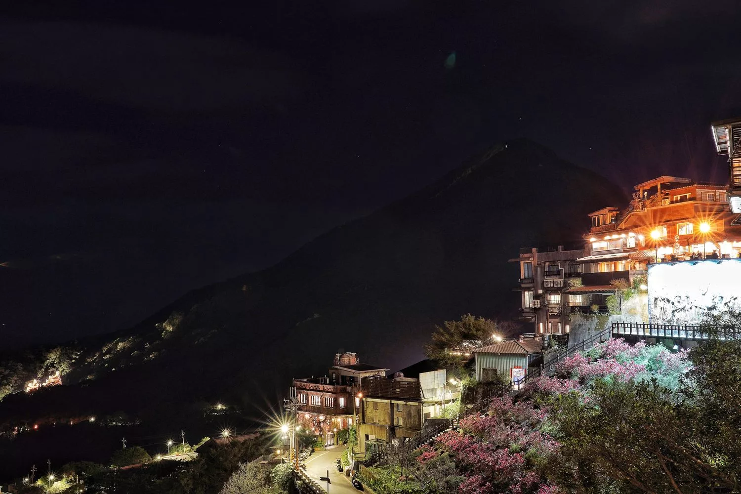 【九份酒吧】逸茶酒室|九份老街內特色酒吧，絕美山海景色搭配原創台灣調酒! @混血珊莎的奇幻旅程