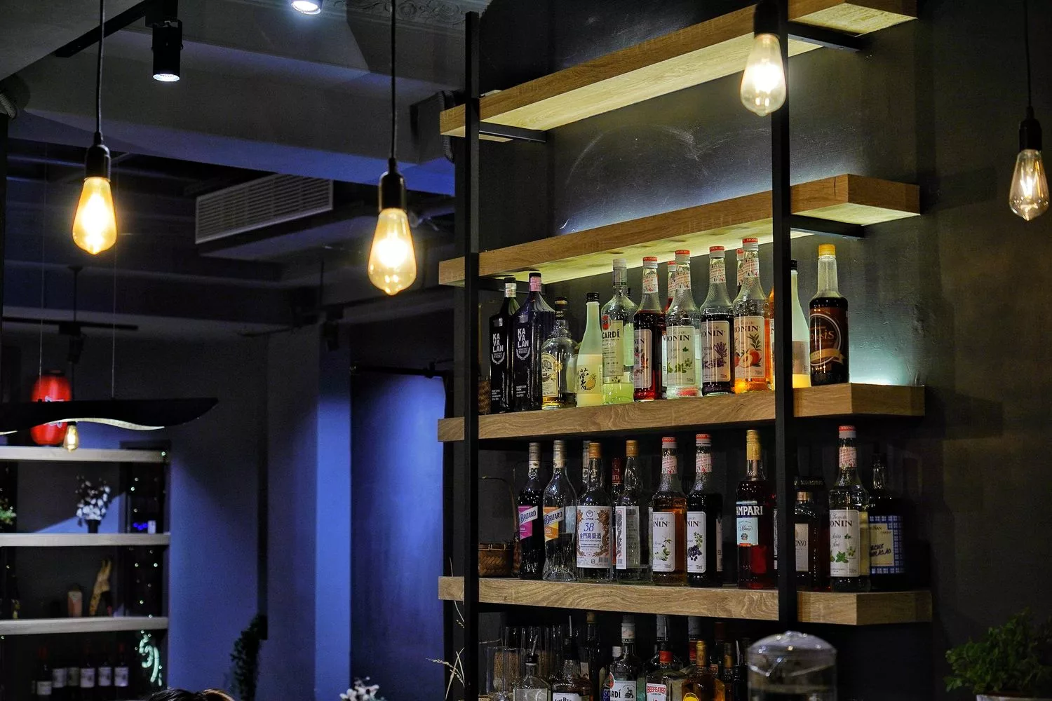 【九份酒吧】逸茶酒室|九份老街內特色酒吧，絕美山海景色搭配原創台灣調酒! @混血珊莎的奇幻旅程