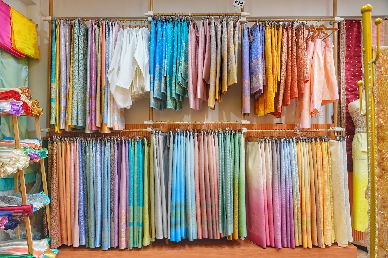 【泰服體驗鄭王廟】ITSARA Chud Thai 高品質傳統泰服，中文服務編髮造型通通有! @混血珊莎的奇幻旅程