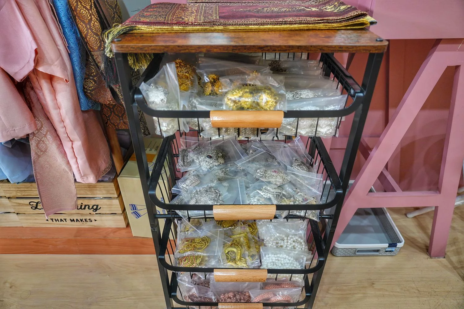 【泰服體驗鄭王廟】ITSARA Chud Thai 高品質傳統泰服，中文服務編髮造型通通有! @混血珊莎的奇幻旅程