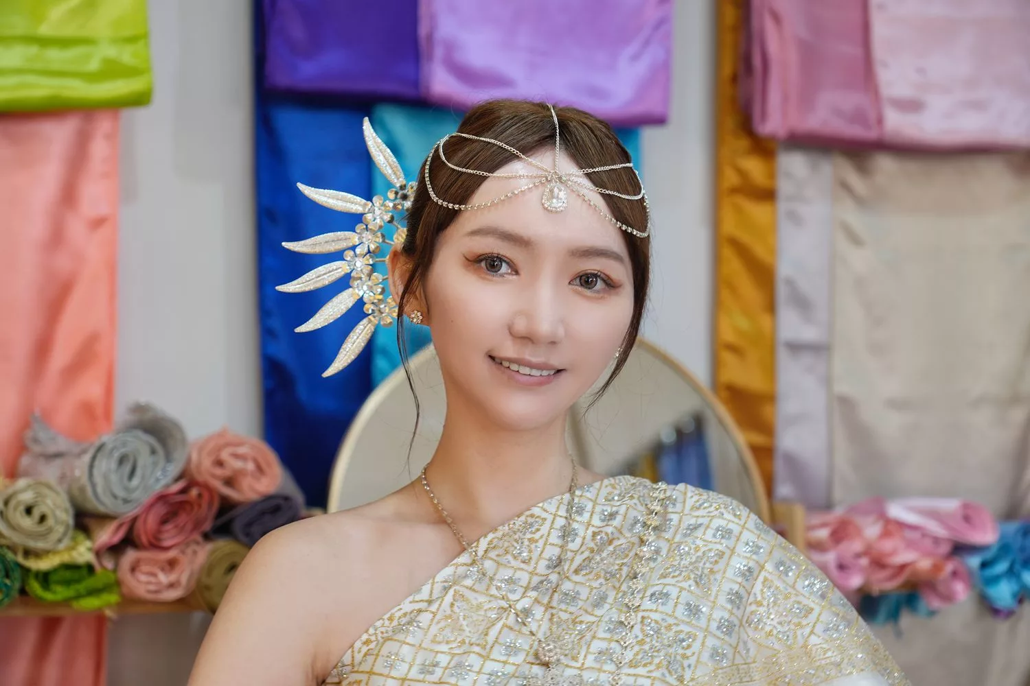 【泰服體驗鄭王廟】ITSARA Chud Thai 高品質傳統泰服，中文服務編髮造型通通有! @混血珊莎的奇幻旅程