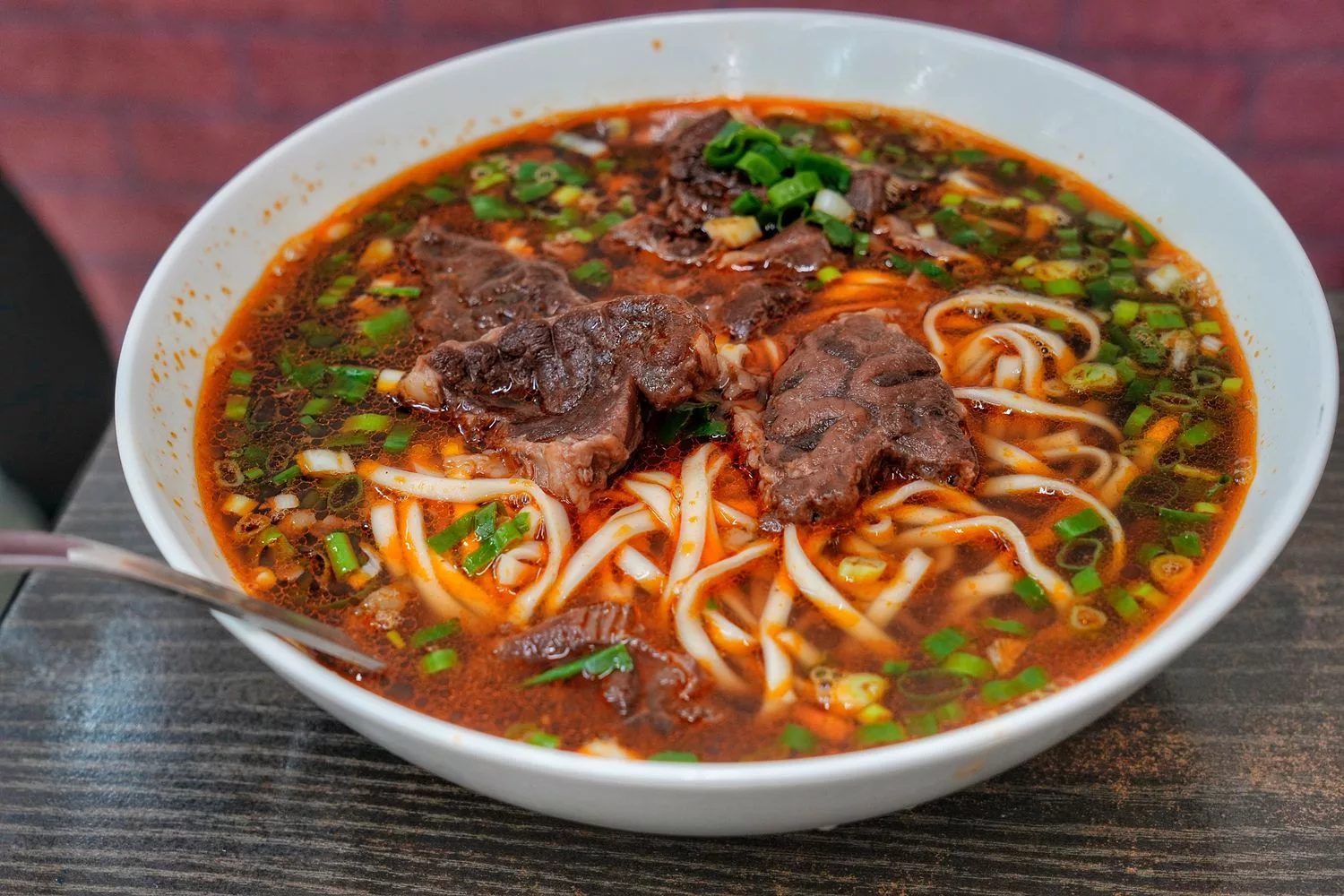 阿忠牛肉麵｜飄香30年老店，比臉大碗公牛肉麵，內用免費加湯! @混血珊莎的奇幻旅程