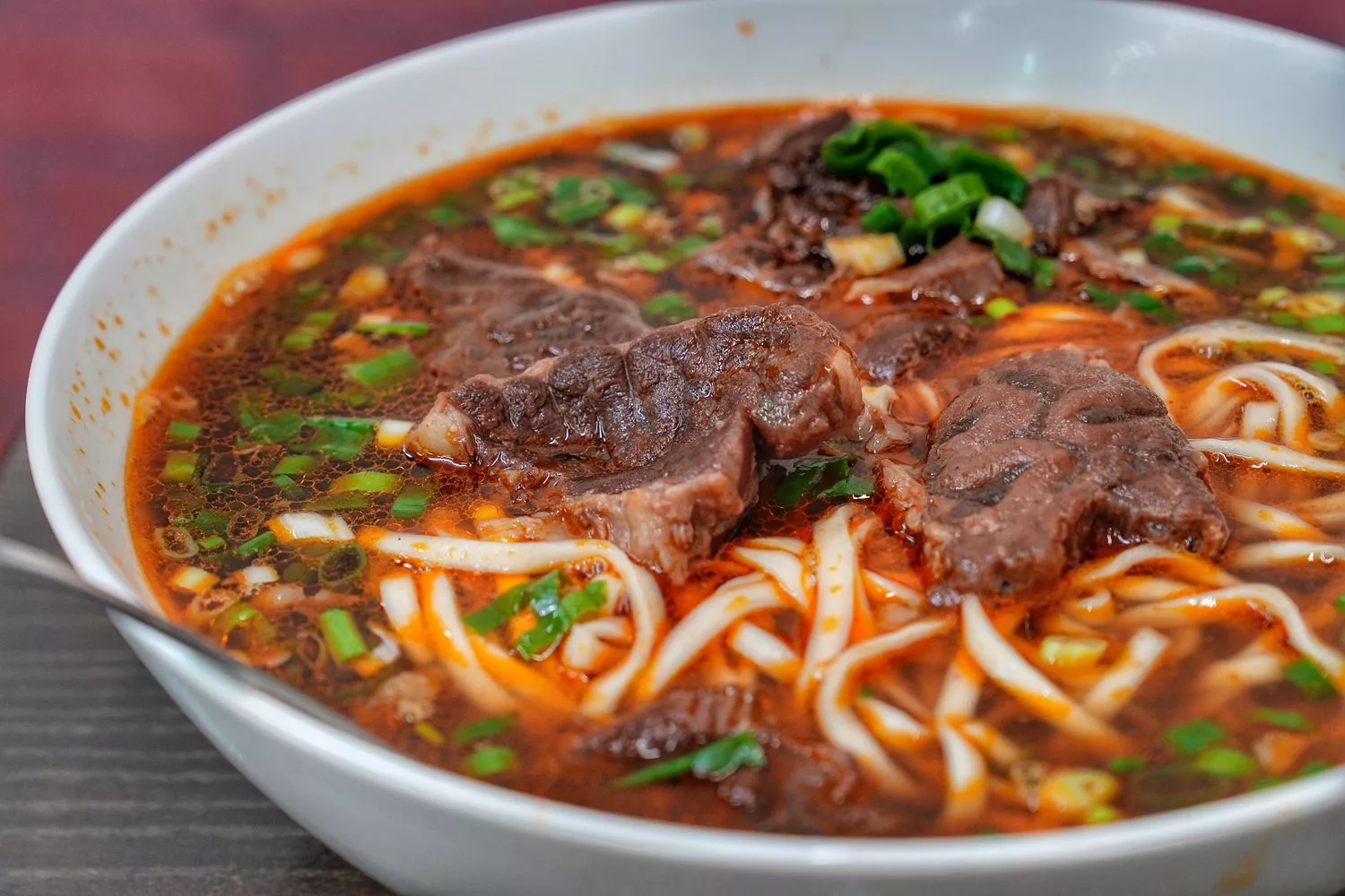 阿忠牛肉麵｜飄香30年老店，比臉大碗公牛肉麵，內用免費加湯! @混血珊莎的奇幻旅程