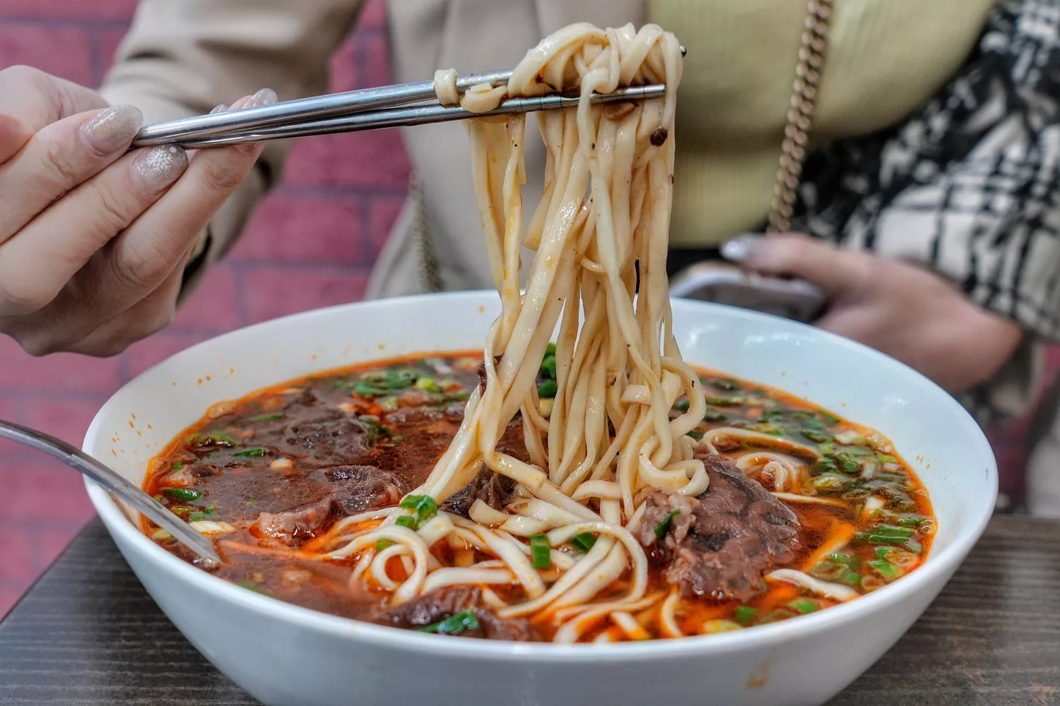 阿忠牛肉麵｜飄香30年老店，比臉大碗公牛肉麵，內用免費加湯! @混血珊莎的奇幻旅程