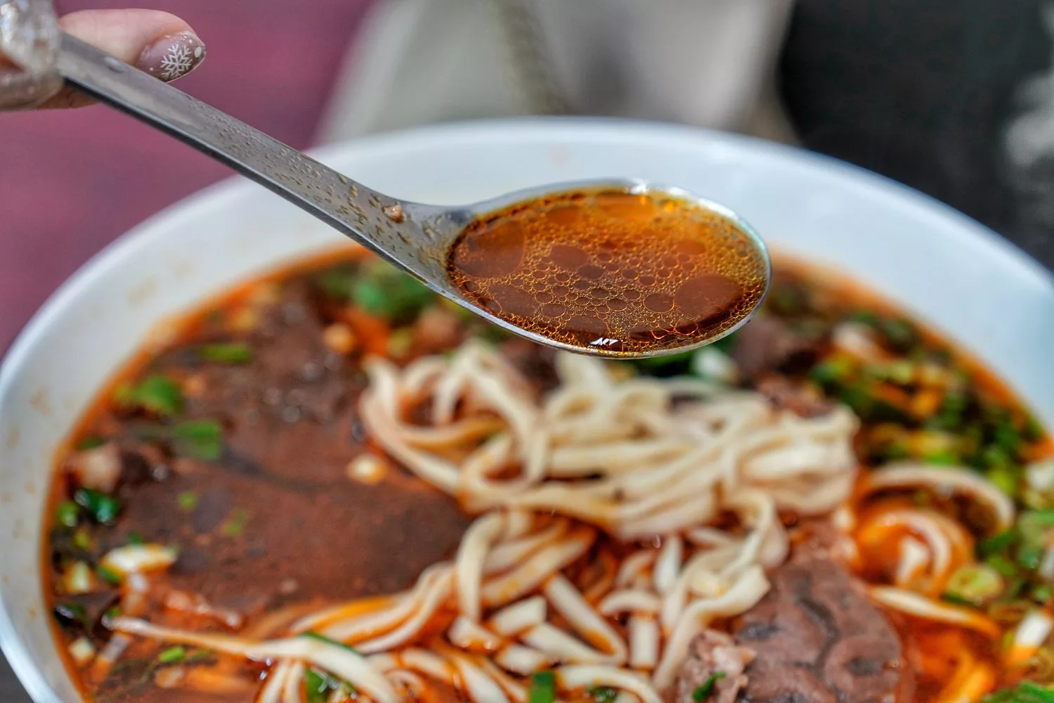 阿忠牛肉麵｜飄香30年老店，比臉大碗公牛肉麵，內用免費加湯! @混血珊莎的奇幻旅程