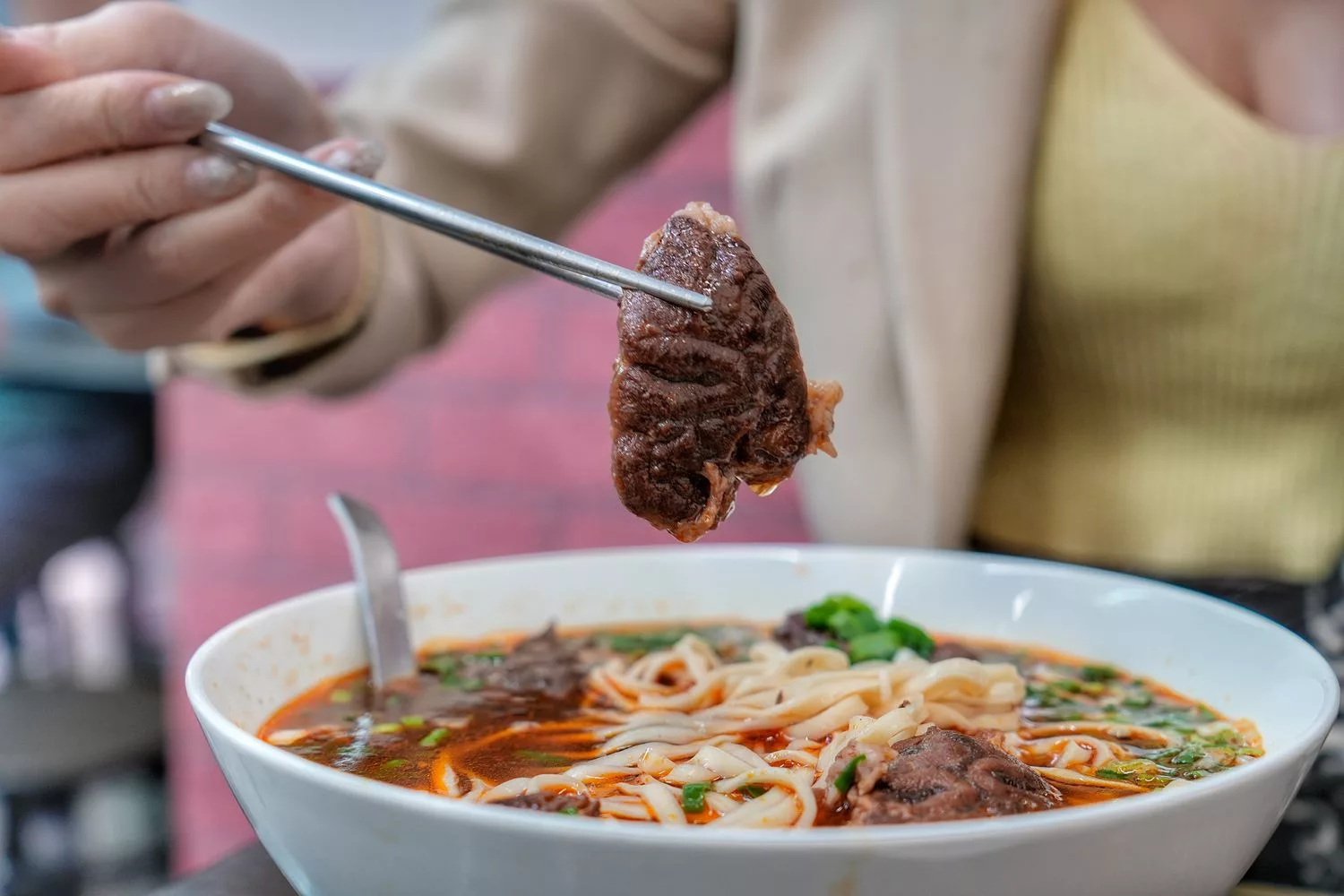 阿忠牛肉麵｜飄香30年老店，比臉大碗公牛肉麵，內用免費加湯! @混血珊莎的奇幻旅程