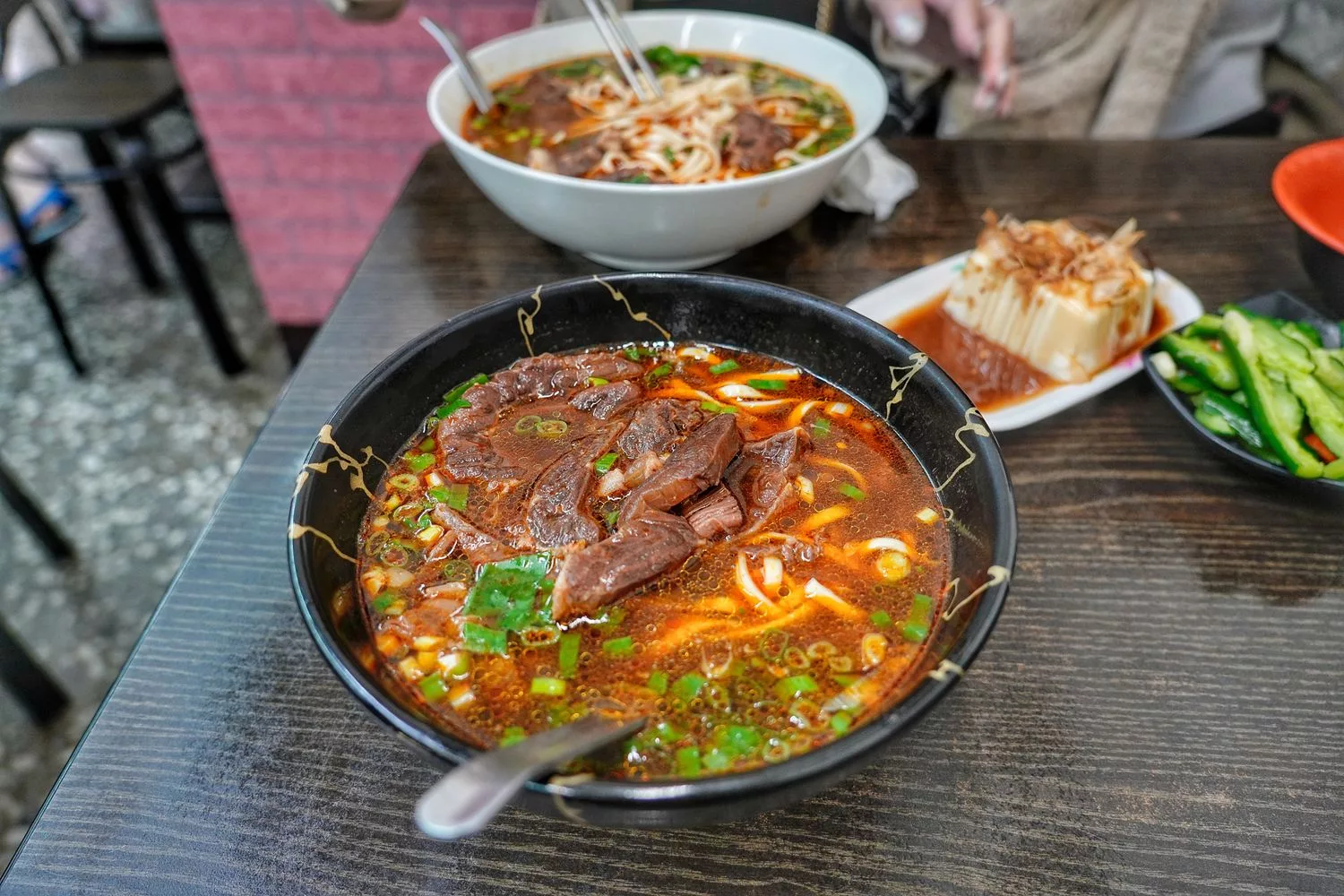 阿忠牛肉麵｜飄香30年老店，比臉大碗公牛肉麵，內用免費加湯! @混血珊莎的奇幻旅程