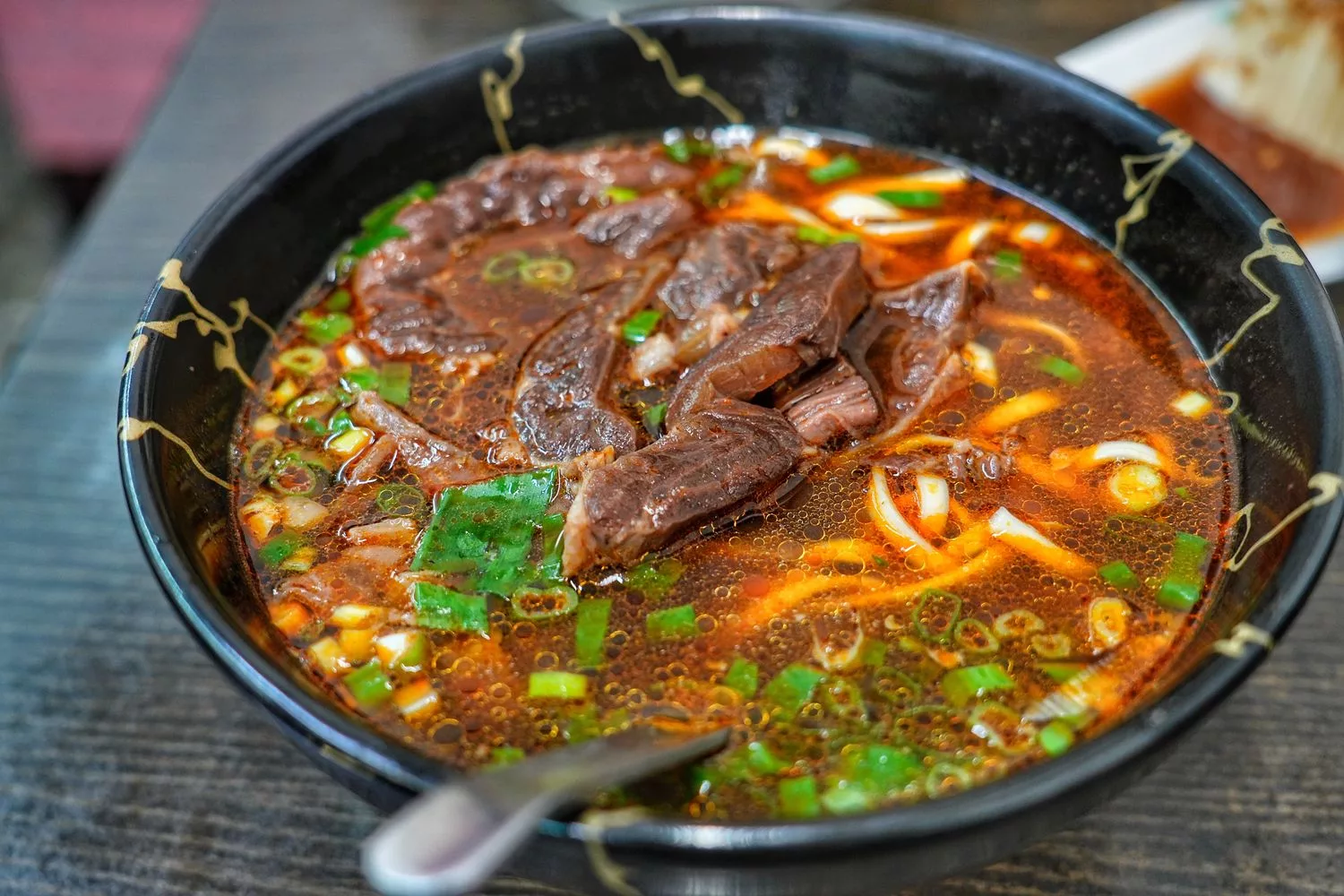 阿忠牛肉麵｜飄香30年老店，比臉大碗公牛肉麵，內用免費加湯! @混血珊莎的奇幻旅程