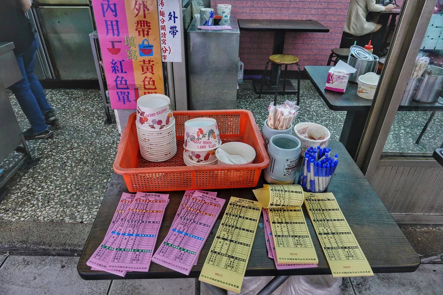 阿忠牛肉麵｜飄香30年老店，比臉大碗公牛肉麵，內用免費加湯! @混血珊莎的奇幻旅程