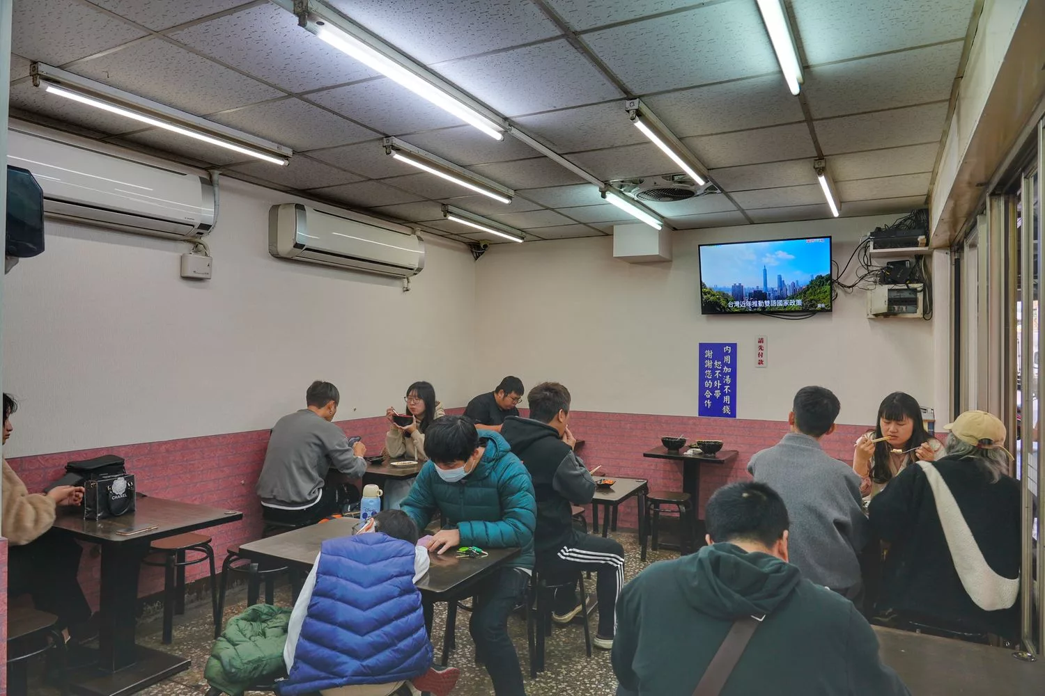 阿忠牛肉麵｜飄香30年老店，比臉大碗公牛肉麵，內用免費加湯! @混血珊莎的奇幻旅程