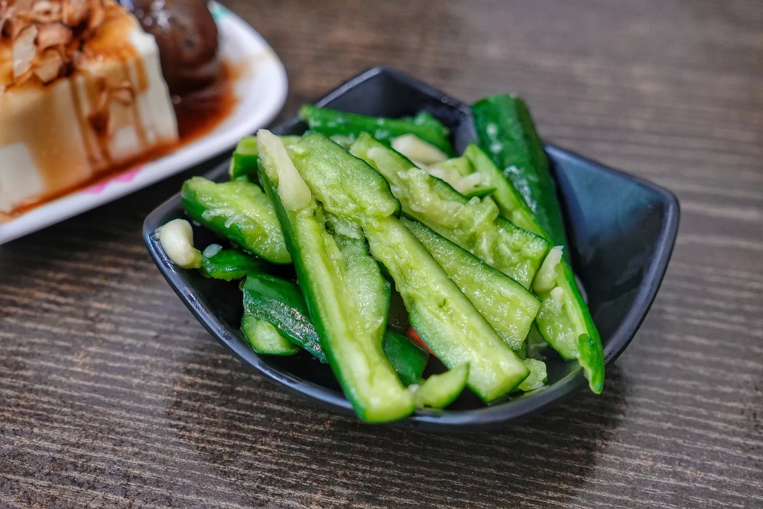 阿忠牛肉麵｜飄香30年老店，比臉大碗公牛肉麵，內用免費加湯! @混血珊莎的奇幻旅程