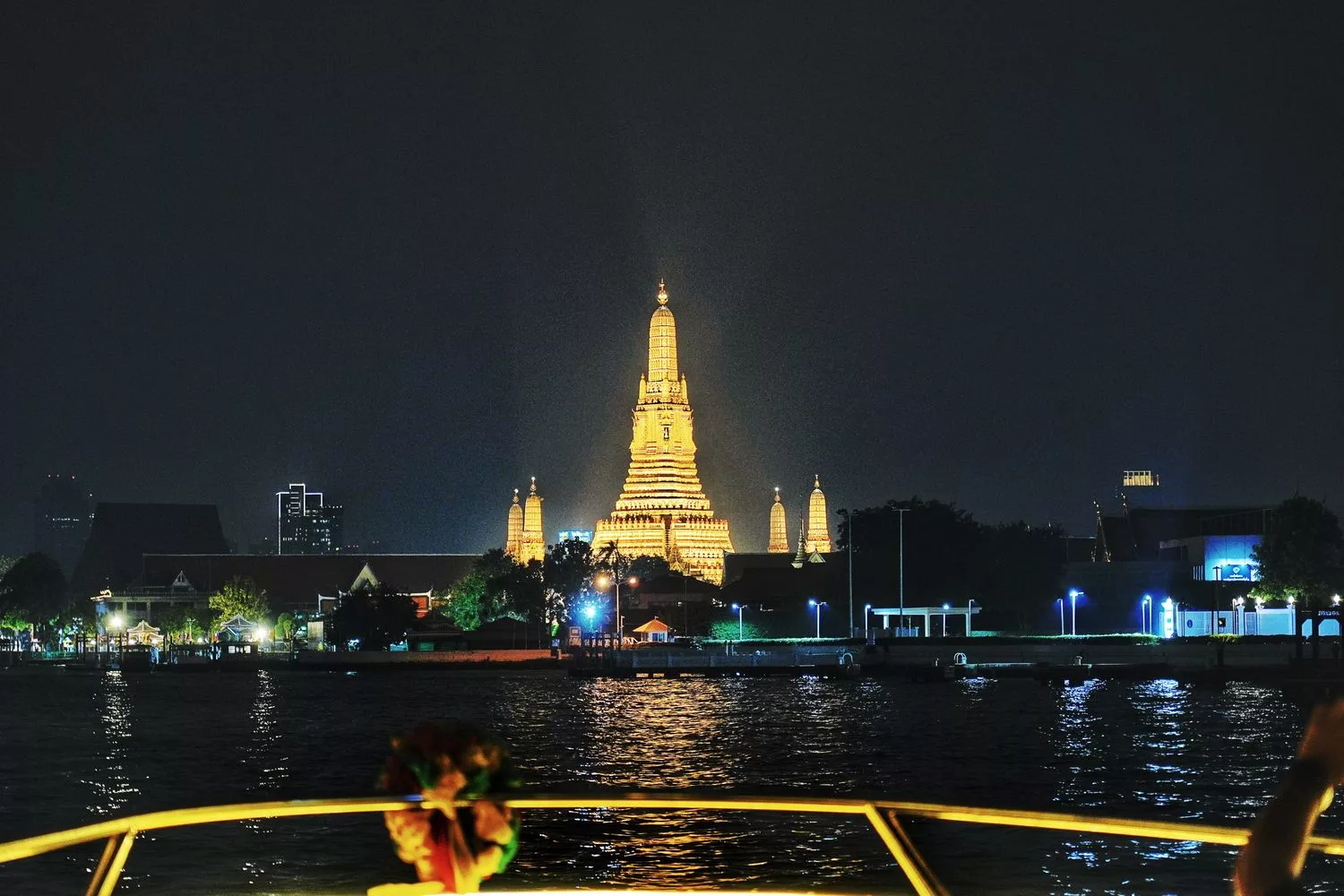 【昭披耶河公主號Chao Phraya Princess】浪漫遊船晚餐海鮮吃到飽! @混血珊莎的奇幻旅程