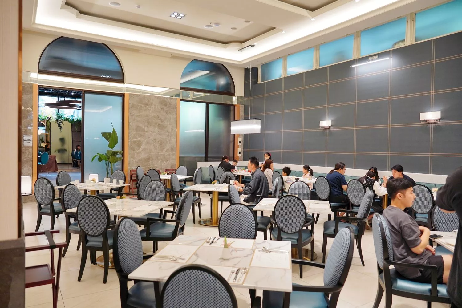 【漢普頓酒店早餐】巴洛克式裝潢典雅大器，早餐還有龍蝦粥! @混血珊莎的奇幻旅程