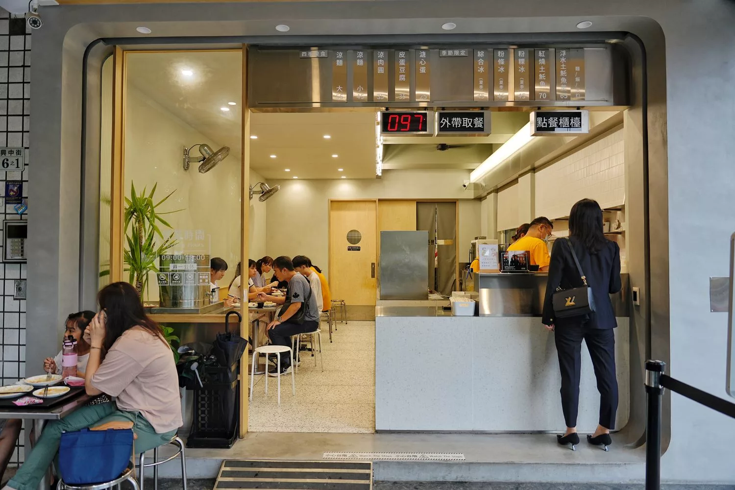 【嘉義黃記涼麵涼圓】在地40年知名老店，招牌嘉義涼麵美乃滋!(交通菜單) @混血珊莎的奇幻旅程
