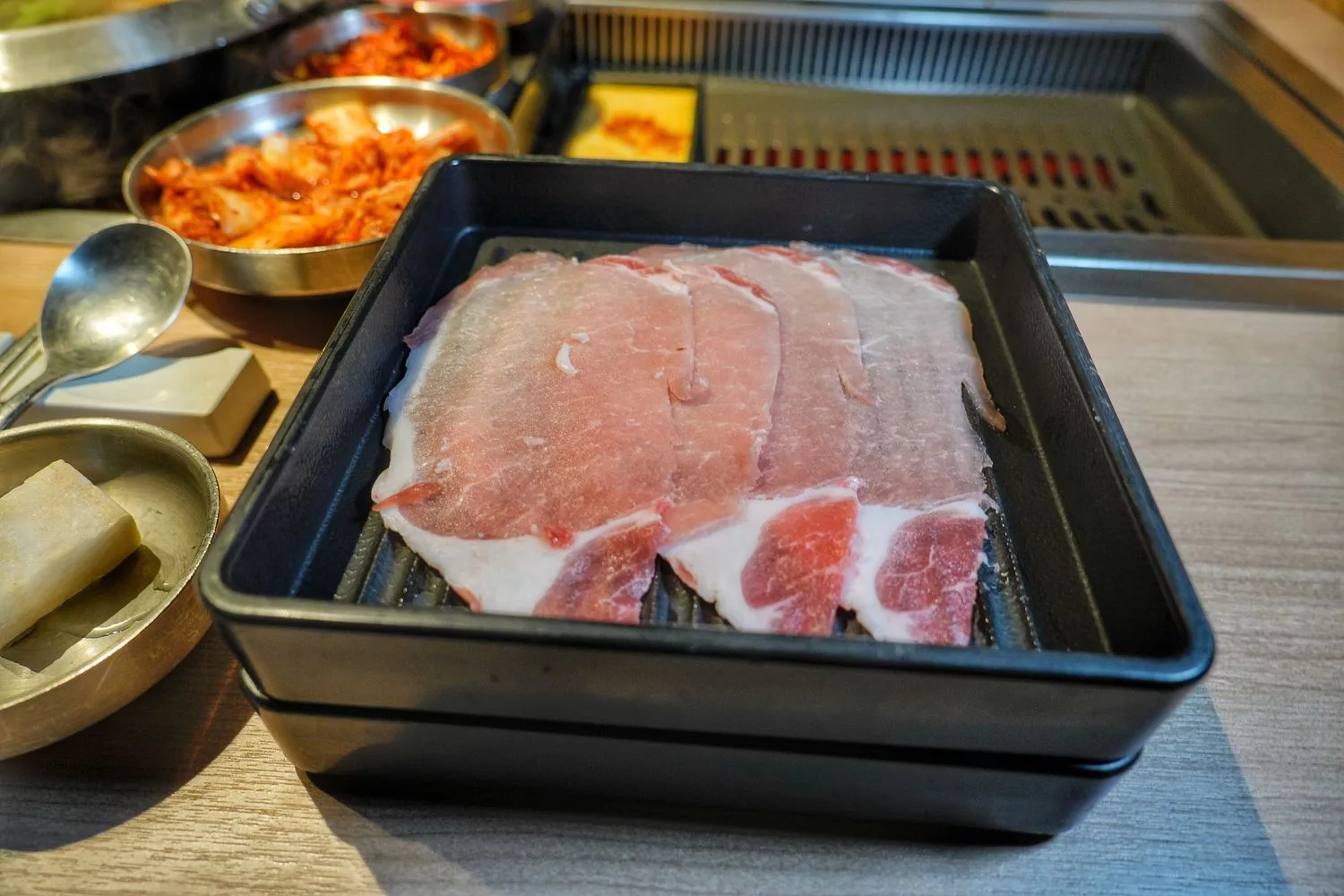 【韓舍韓式烤肉】平價桃園燒烤吃到飽推薦，爽吃 8 種肉品/大醬鍋/拌飯/小菜，通通只要 469 元起! @混血珊莎的奇幻旅程