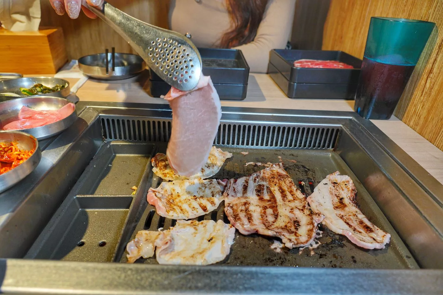 【韓舍韓式烤肉】平價桃園燒烤吃到飽推薦，爽吃 8 種肉品/大醬鍋/拌飯/小菜，通通只要 469 元起! @混血珊莎的奇幻旅程