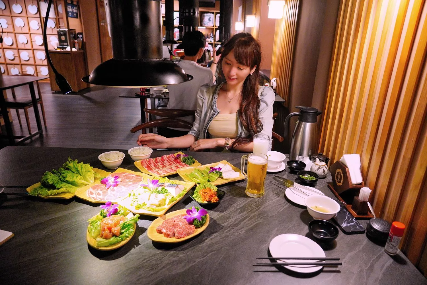 【台中西區燒肉】六本木燒肉，濃濃日系氛圍，高CP值平價燒烤! @混血珊莎的奇幻旅程