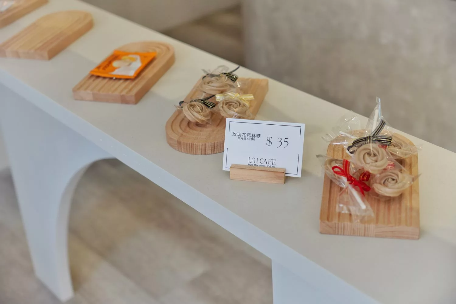【逢甲咖啡廳】Uni Cafe 與你咖啡，純白韓風搭配戶外露天庭院與毛小孩共享美好時光! @混血珊莎的奇幻旅程