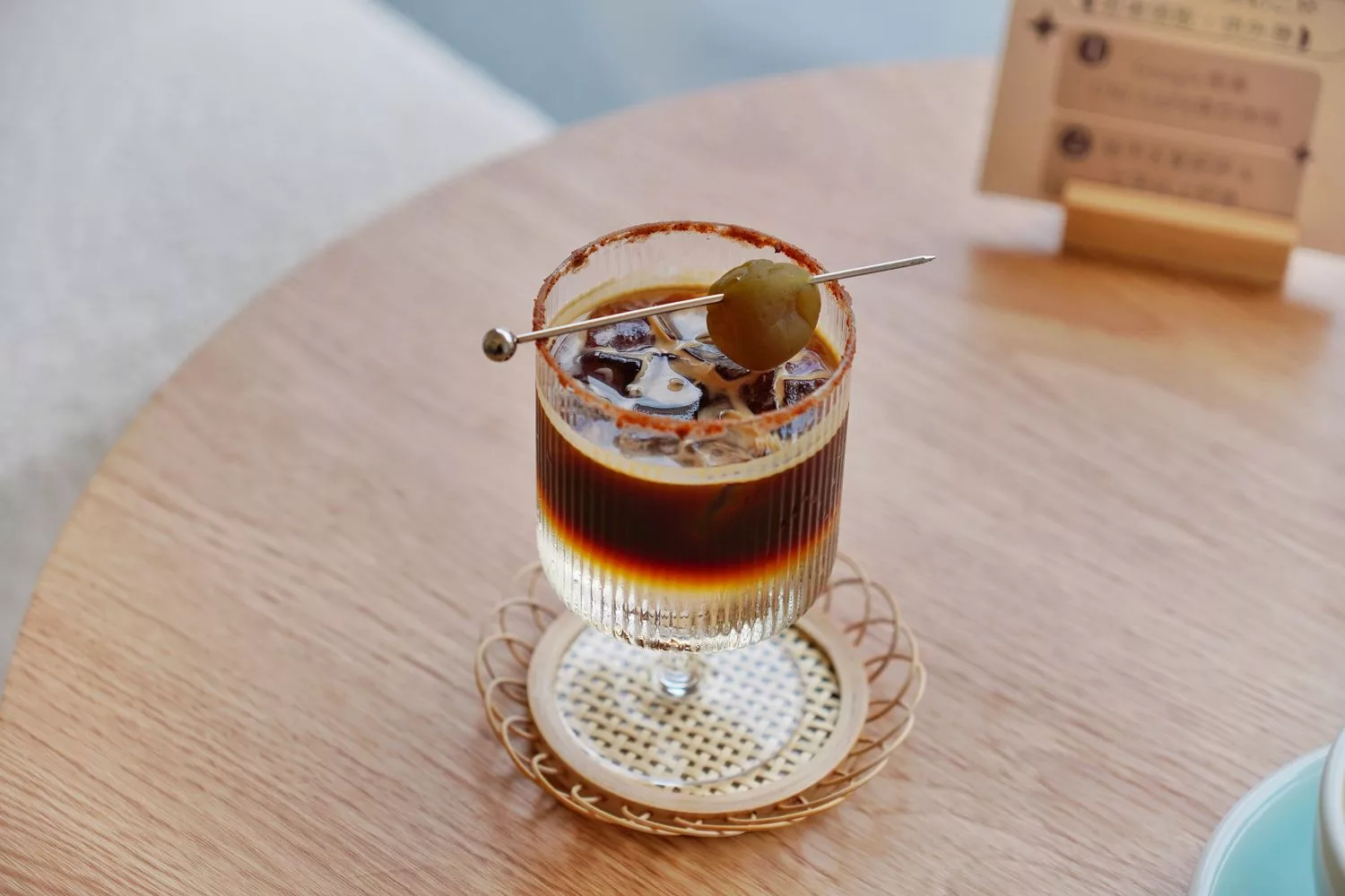 【逢甲咖啡廳】Uni Cafe 與你咖啡，純白韓風搭配戶外露天庭院與毛小孩共享美好時光! @混血珊莎的奇幻旅程
