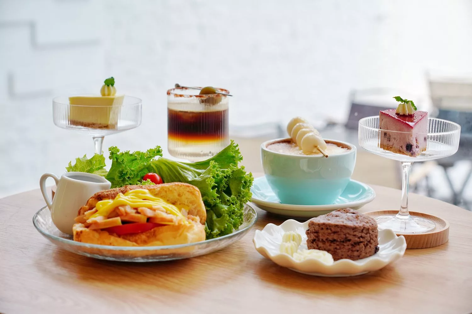 【逢甲咖啡廳】Uni Cafe 與你咖啡，純白韓風搭配戶外露天庭院與毛小孩共享美好時光! @混血珊莎的奇幻旅程