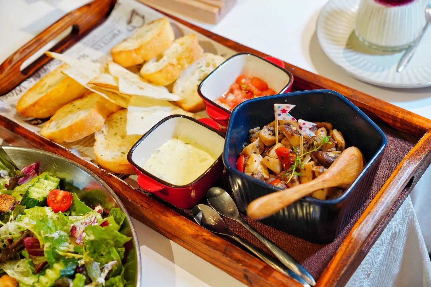 【台中北屯美食】綠萼159地中海南法料理，親子/寵物友善，還有超萌店兔坐鎮! @混血珊莎的奇幻旅程
