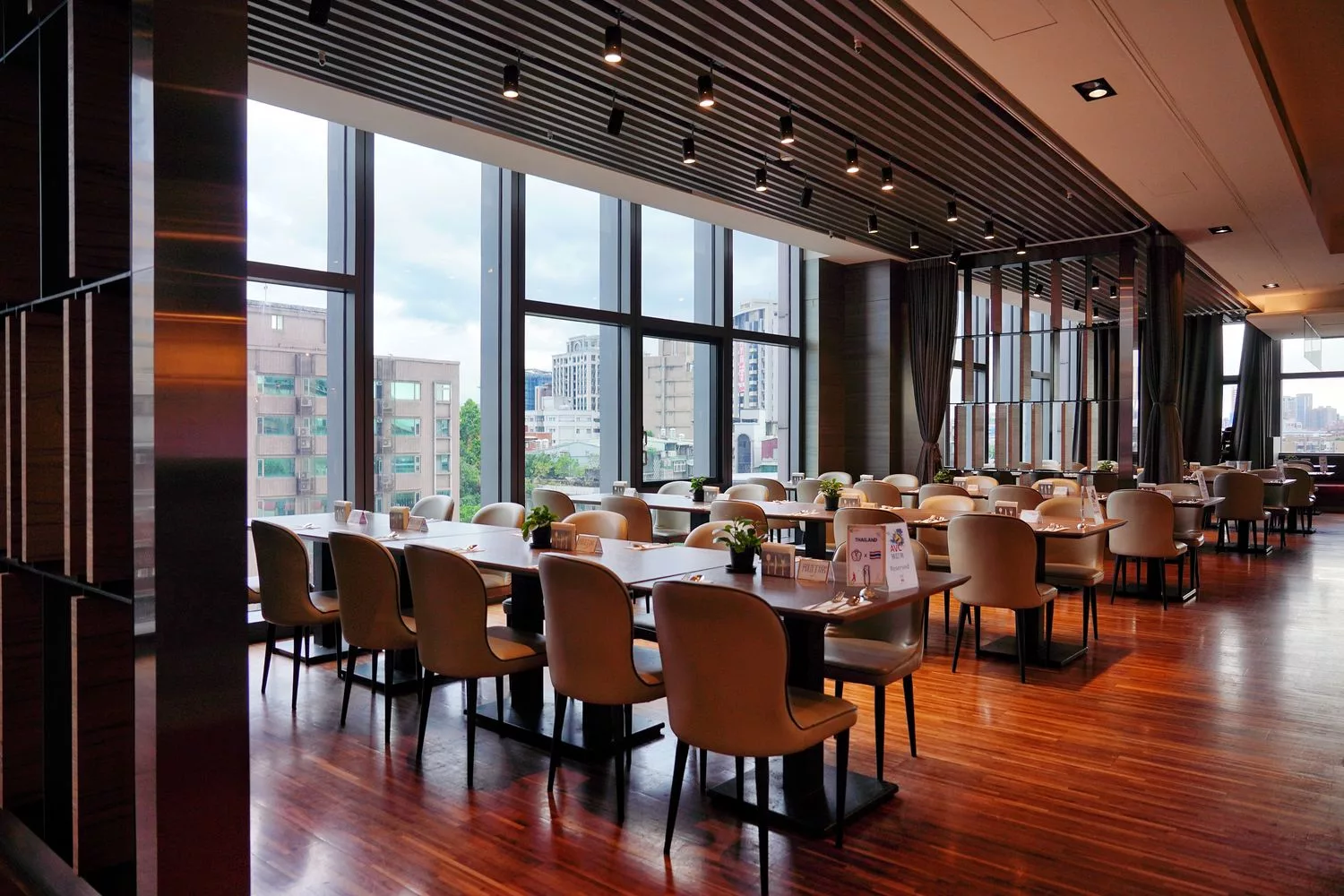 【萬華飯店吃到飽】凱達大飯店百宴自助餐廳，藍鑽蟹、現沖牛肉湯，免千元無限吃到飽! @混血珊莎的奇幻旅程