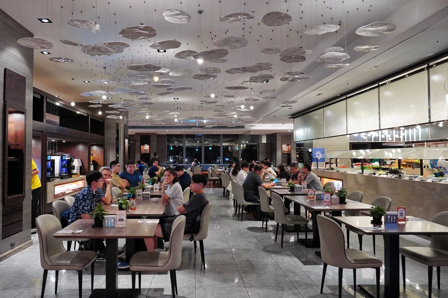 【萬華飯店吃到飽】凱達大飯店百宴自助餐廳，藍鑽蟹、現沖牛肉湯，免千元無限吃到飽! @混血珊莎的奇幻旅程