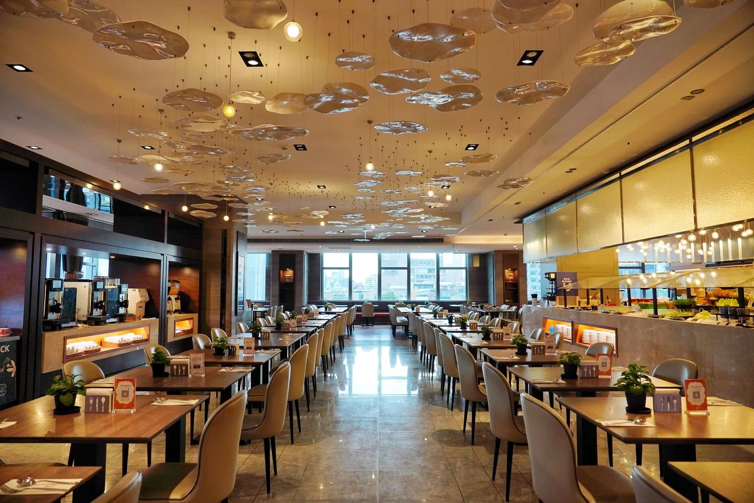 【萬華飯店吃到飽】凱達大飯店百宴自助餐廳，藍鑽蟹、現沖牛肉湯，免千元無限吃到飽! @混血珊莎的奇幻旅程