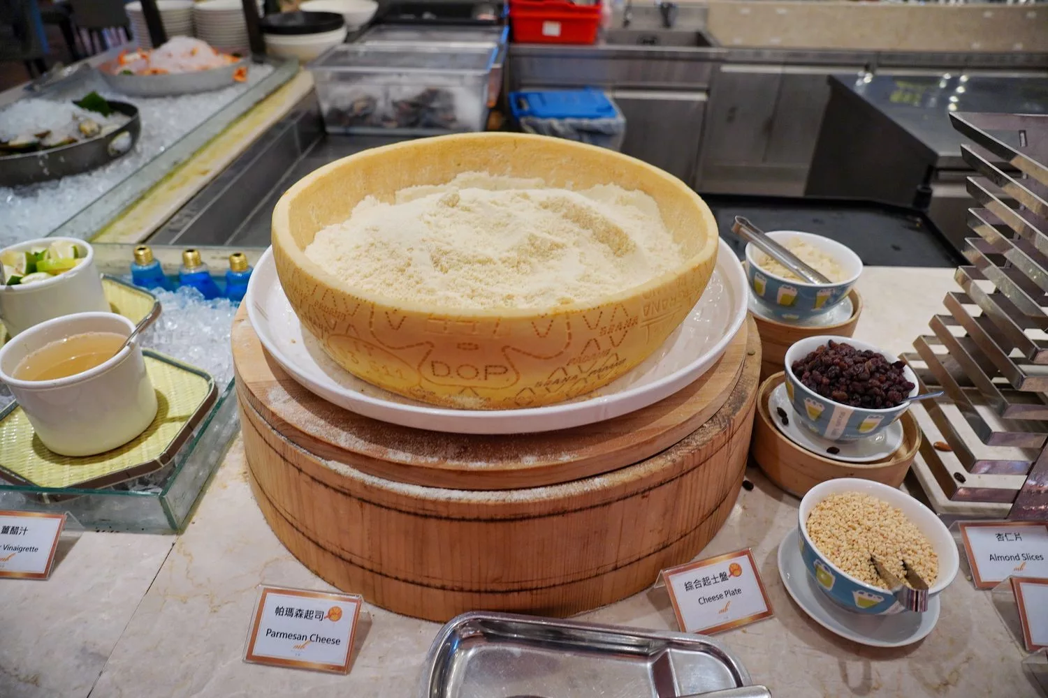 【萬華飯店吃到飽】凱達大飯店百宴自助餐廳，藍鑽蟹、現沖牛肉湯，免千元無限吃到飽! @混血珊莎的奇幻旅程
