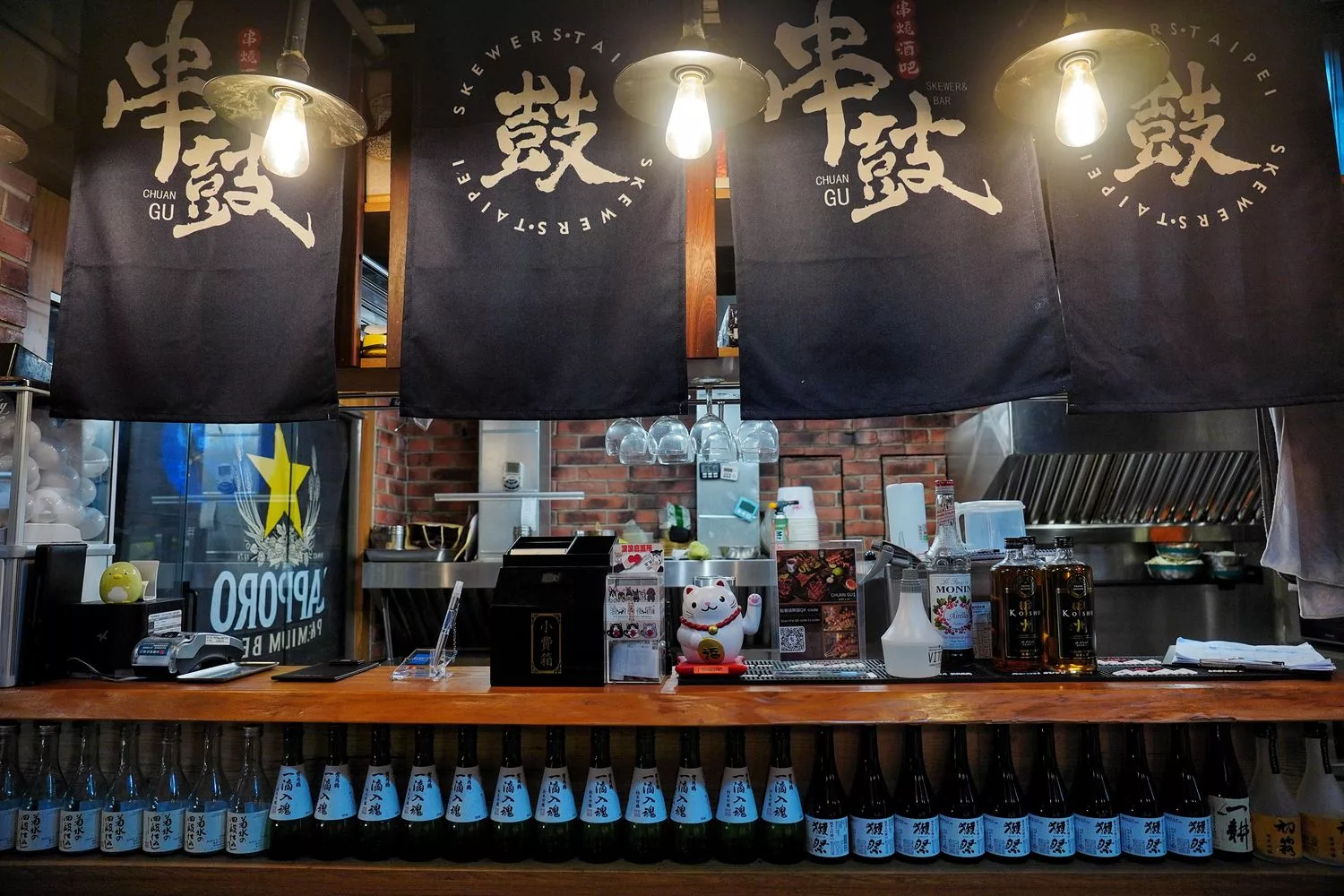 【內湖居酒屋推薦】串鼓串燒酒吧，人氣炭火串烤/暖心燒酒雞，週末生啤酒無限暢飲! @混血珊莎的奇幻旅程