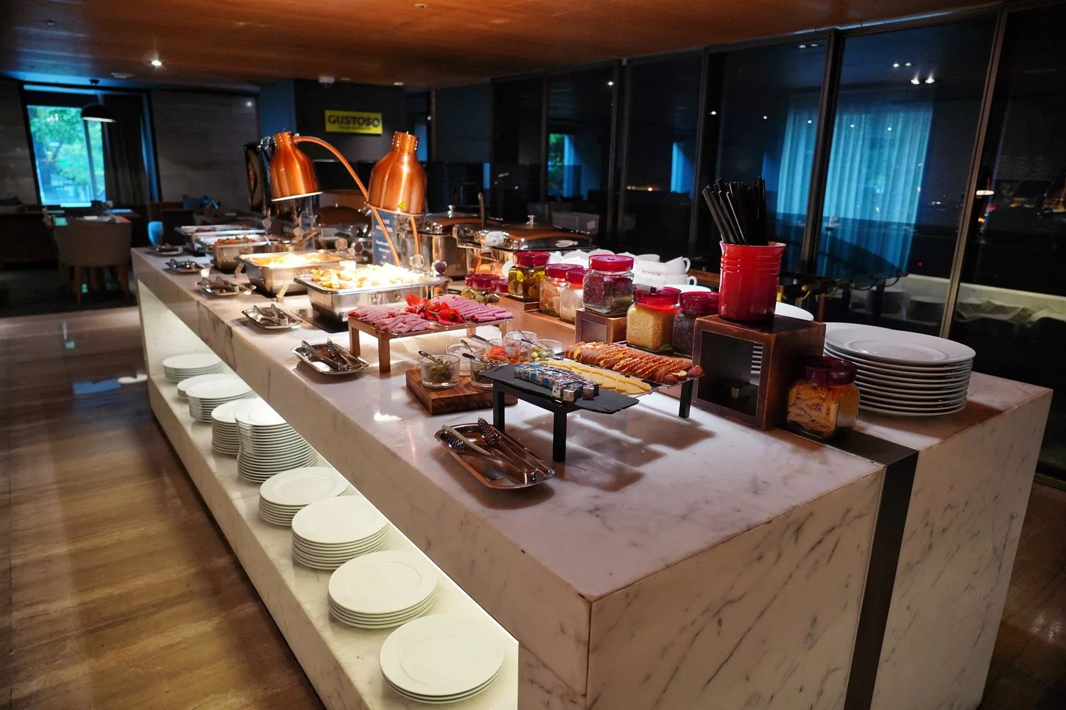 【慕軒飯店餐廳】gustoso義大利餐廳，主餐肥美海大蝦炭烤羊排，半自助式吃到飽! @混血珊莎的奇幻旅程