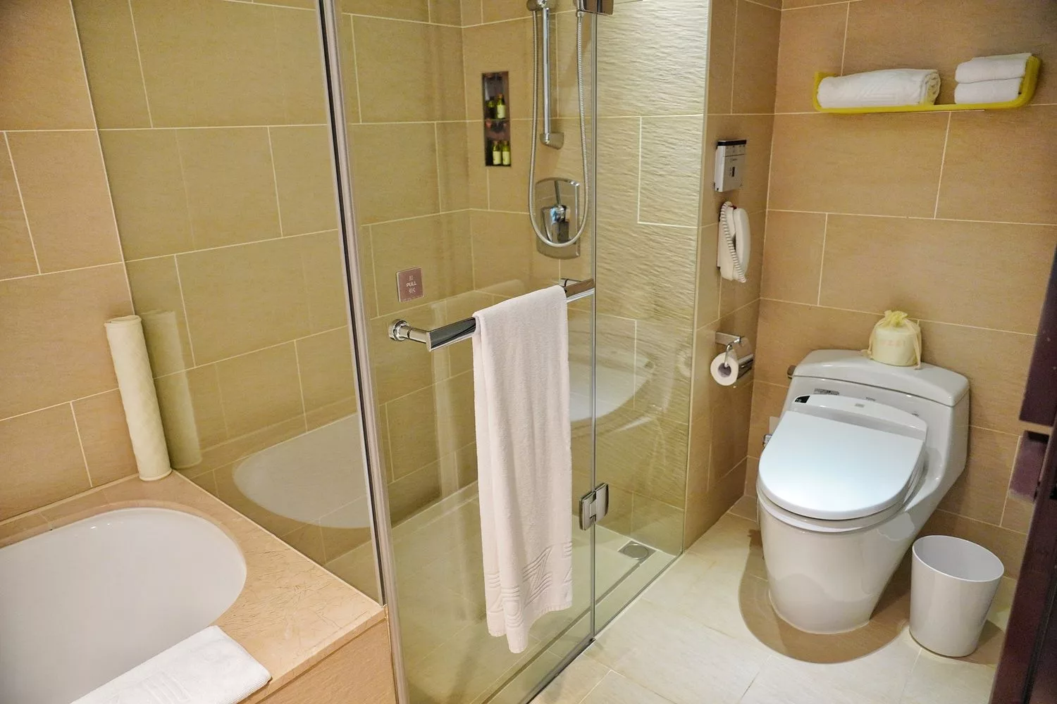 【善導寺住宿】和逸飯店台北忠孝館，時尚簡約房型，走路 1 分鐘到捷運，停車交通都方便! @混血珊莎的奇幻旅程