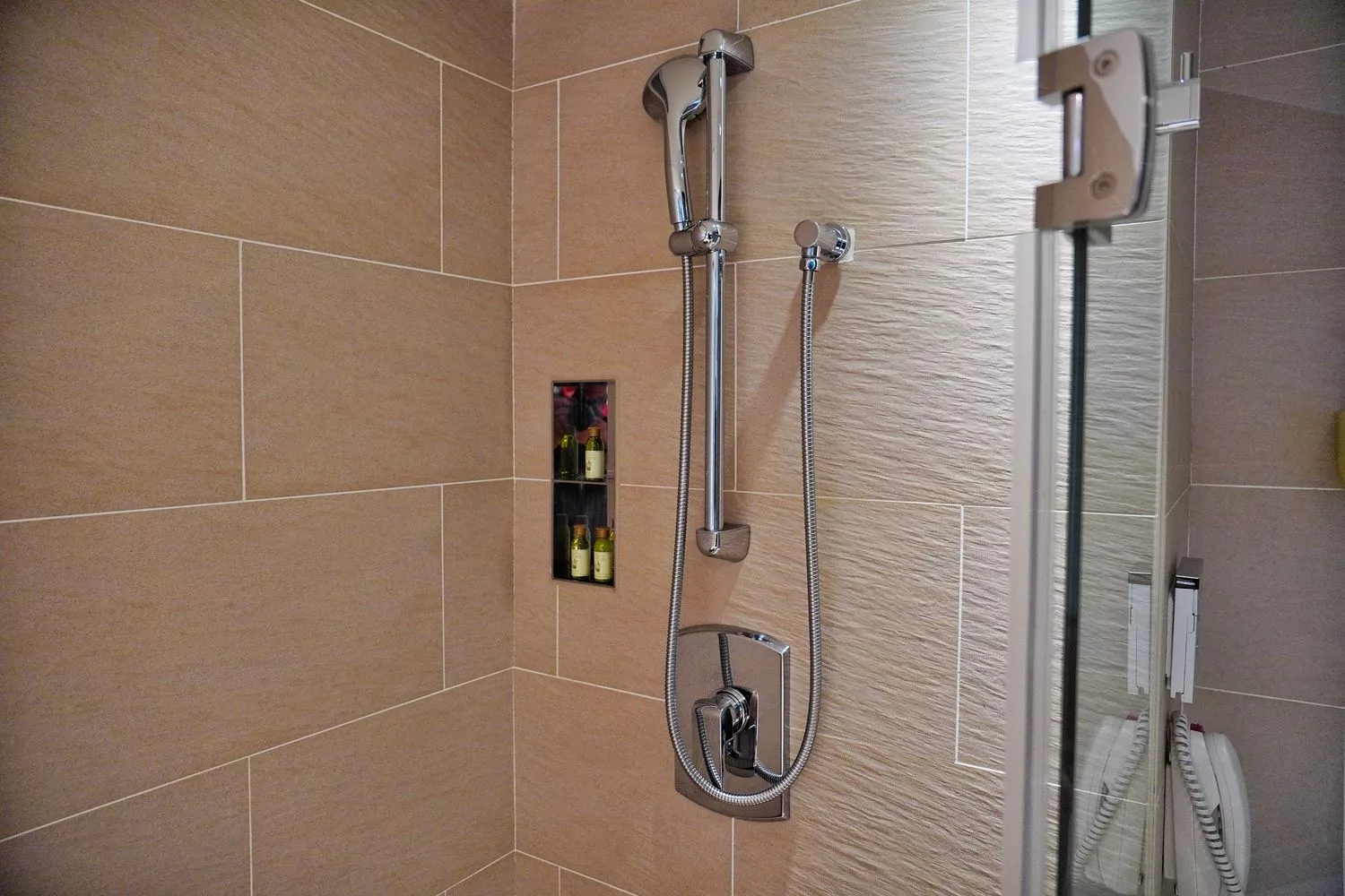 【善導寺住宿】和逸飯店台北忠孝館，時尚簡約房型，走路 1 分鐘到捷運，停車交通都方便! @混血珊莎的奇幻旅程