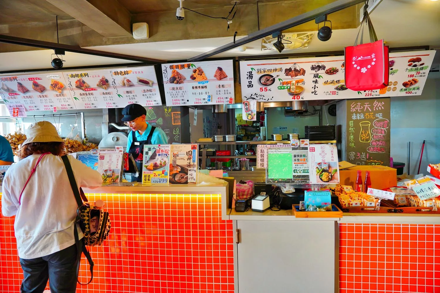 【石門劉家肉粽】富基總店，網評破 8000 則，北海岸必買伴手禮，有冷氣座位廁所! @混血珊莎的奇幻旅程