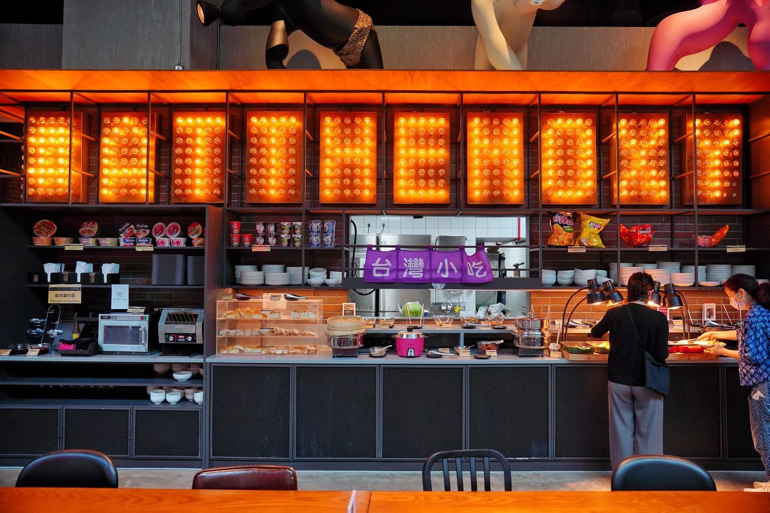 【台中豐邑moxy酒店】台中高空酒吧飯店，時尚潮流地標，頂樓露天酒吧享百萬夜景! @混血珊莎的奇幻旅程