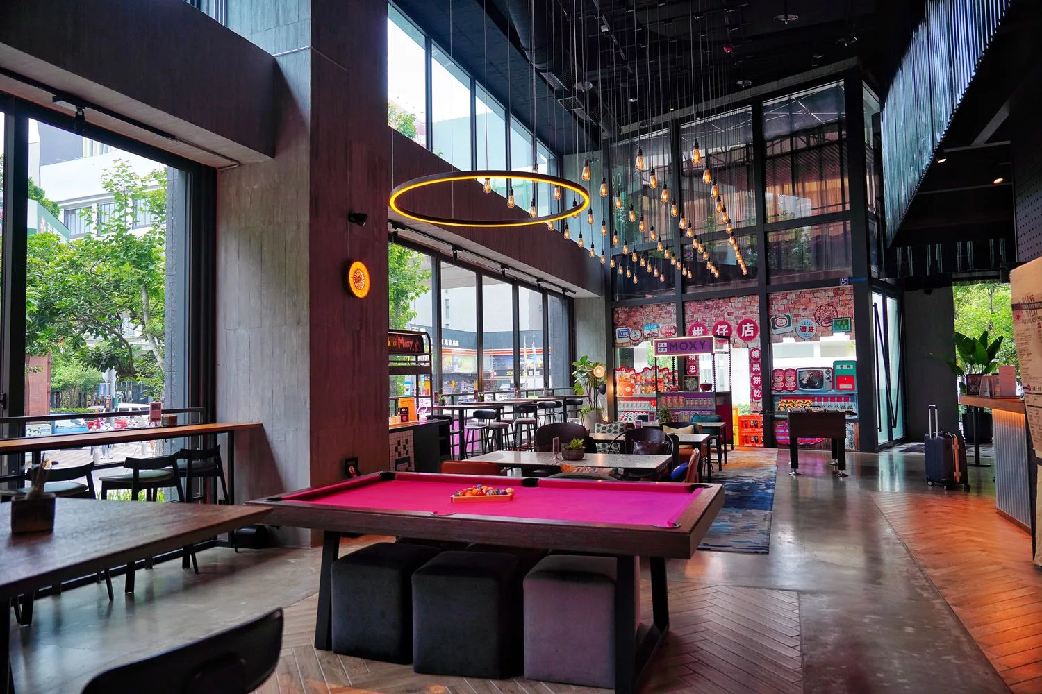 【台中豐邑moxy酒店】台中高空酒吧飯店，時尚潮流地標，頂樓露天酒吧享百萬夜景! @混血珊莎的奇幻旅程