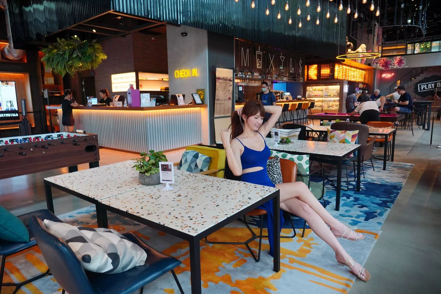 【台中豐邑moxy酒店】台中高空酒吧飯店，時尚潮流地標，頂樓露天酒吧享百萬夜景! @混血珊莎的奇幻旅程
